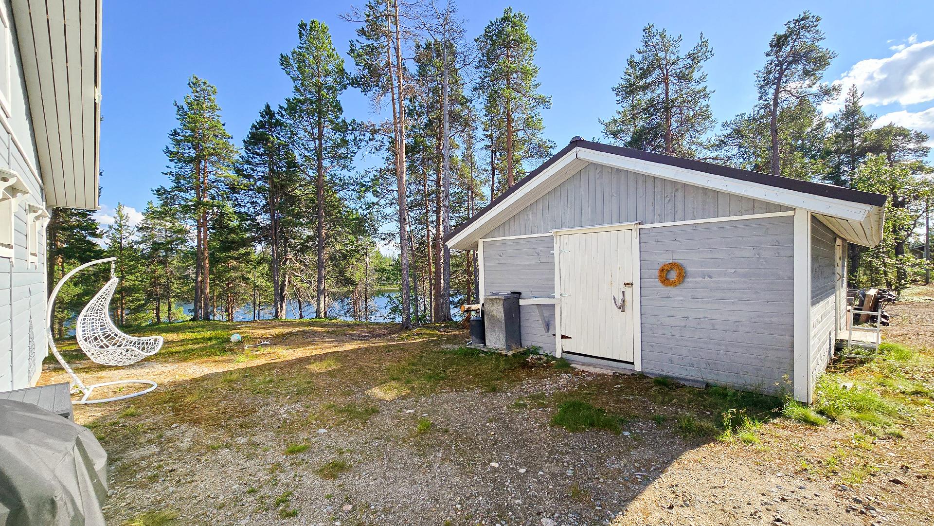 Pihapiirissä oma iso tilava kylmä ulkovarasto