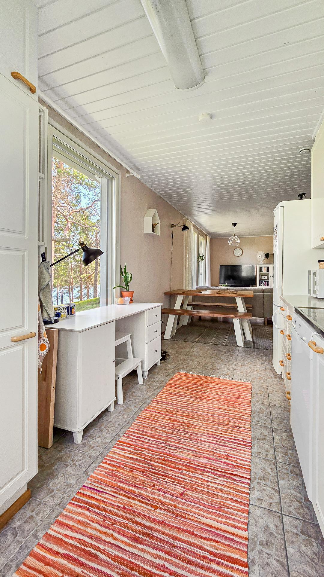 Keittiöstä näkymät olohuoneen suuntaan