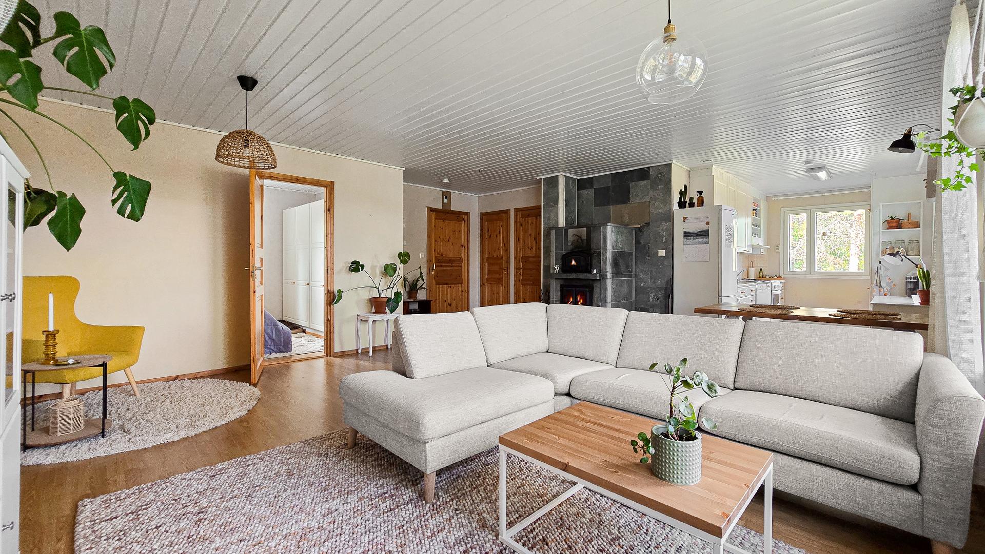 Olohuoneesta näkymät keittiön suuntaan