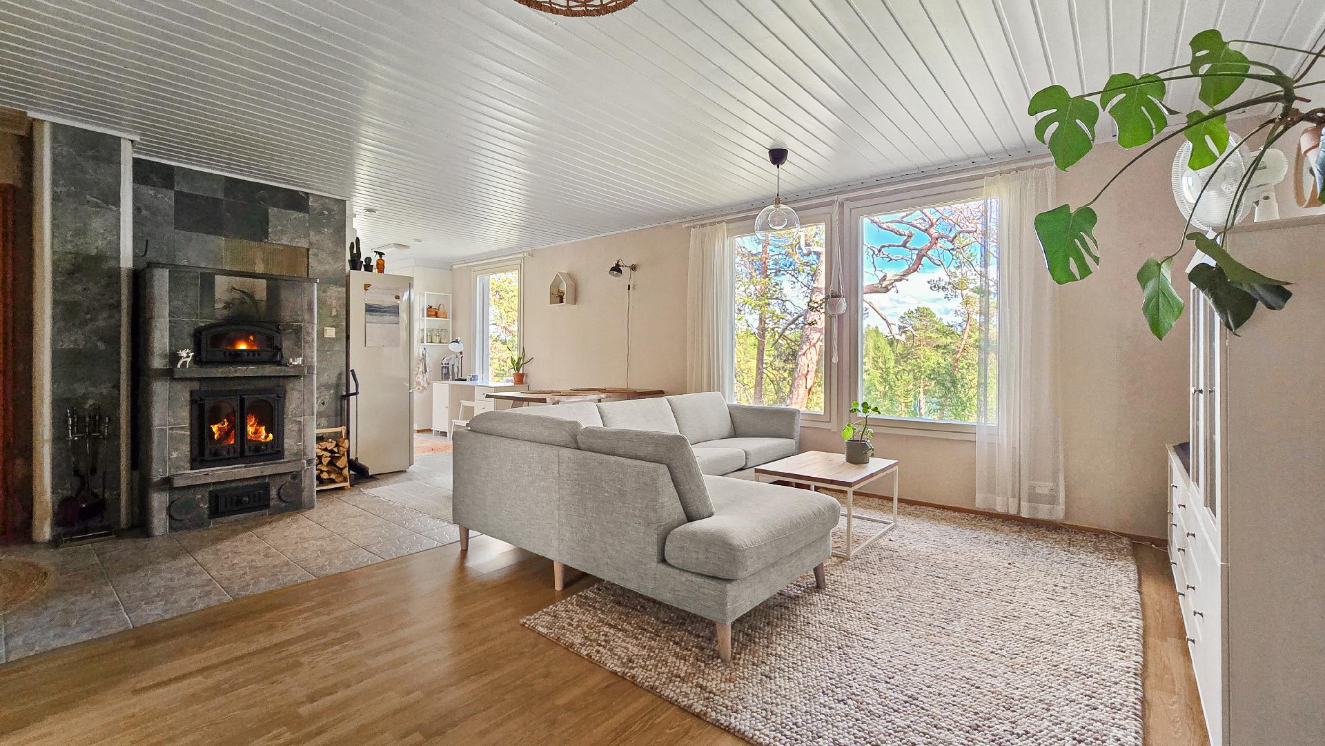 Olohuoneessa varaava takka