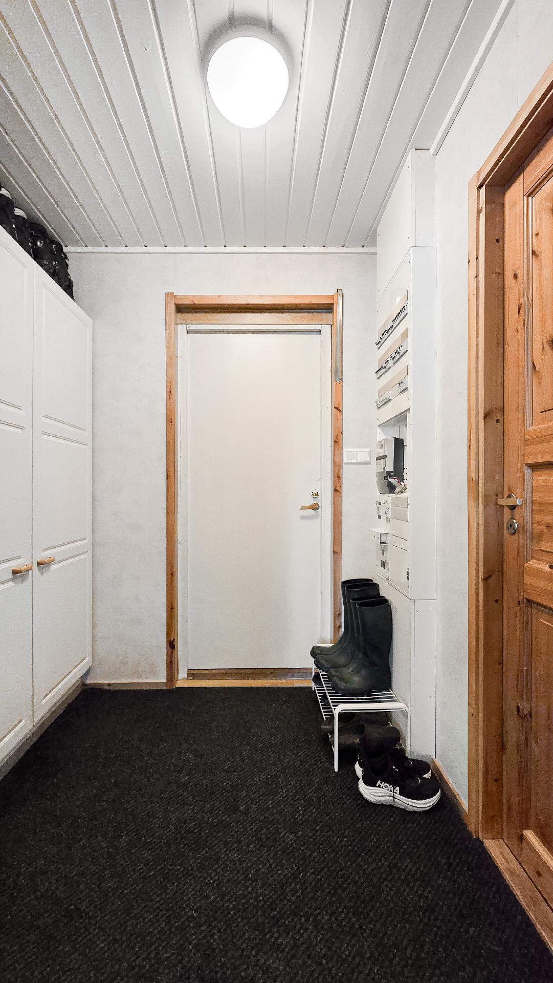 Eteisestä kulku wc:hen ja kph/saunaan