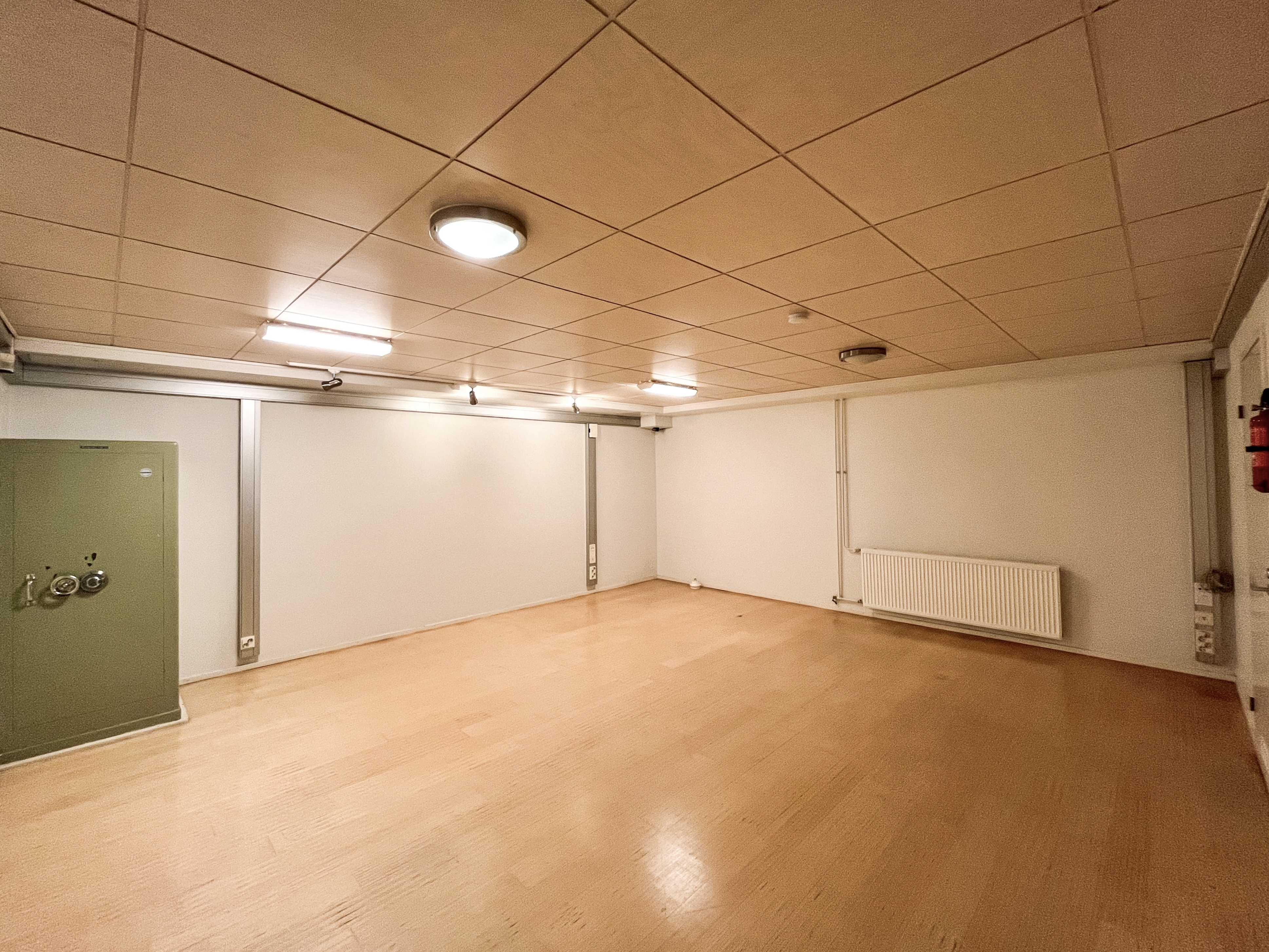 Liiketila 1, kellari + kassakaappi