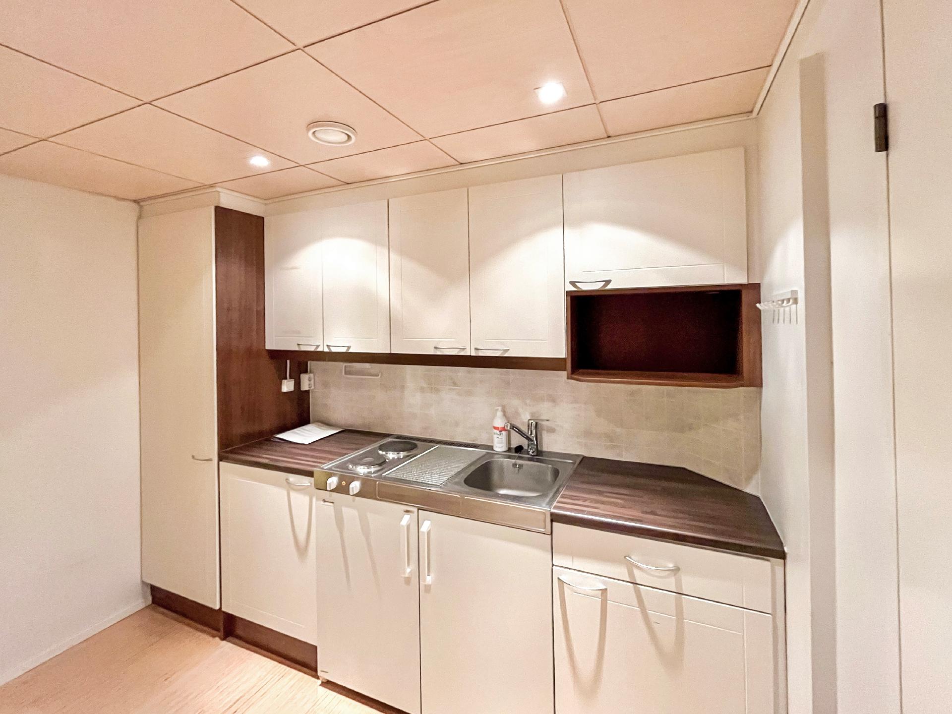 Liiketila 1, kellari, keittiö