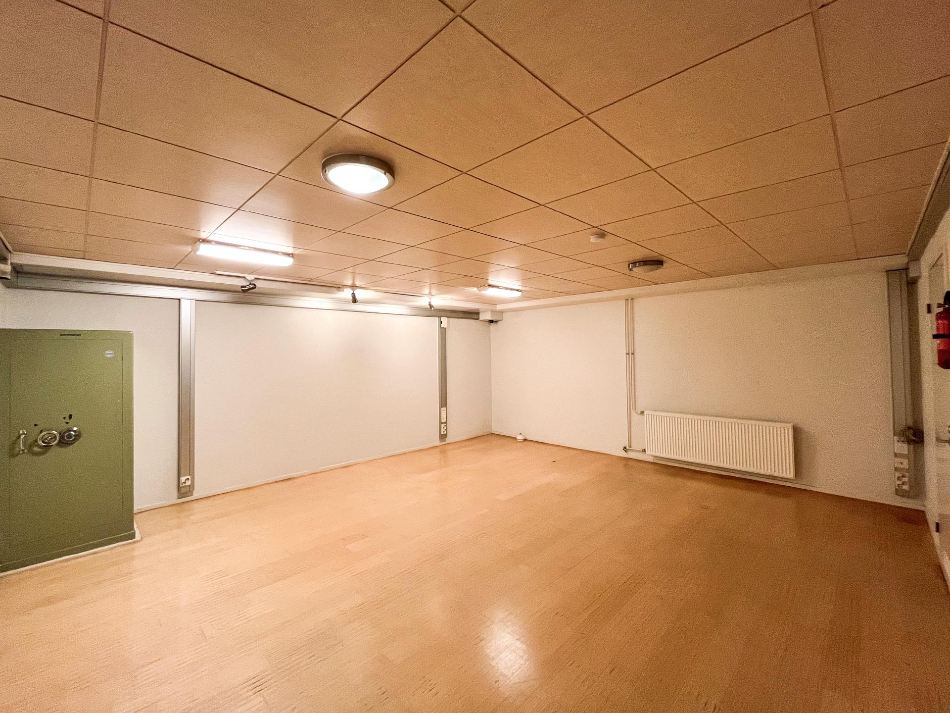 Liiketila 1, kellari + kassakaappi