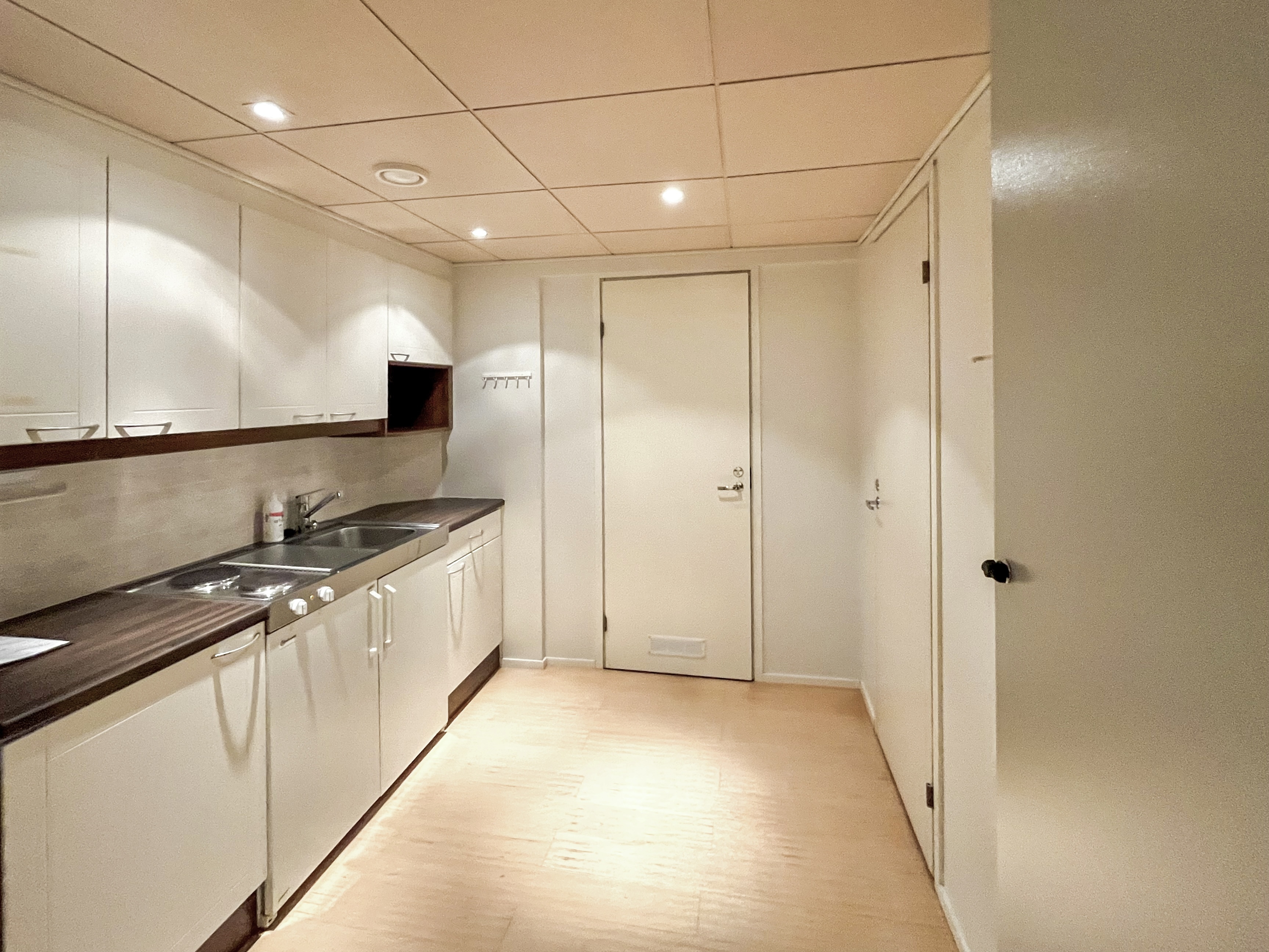 Liiketila 1, kellari, keittiö