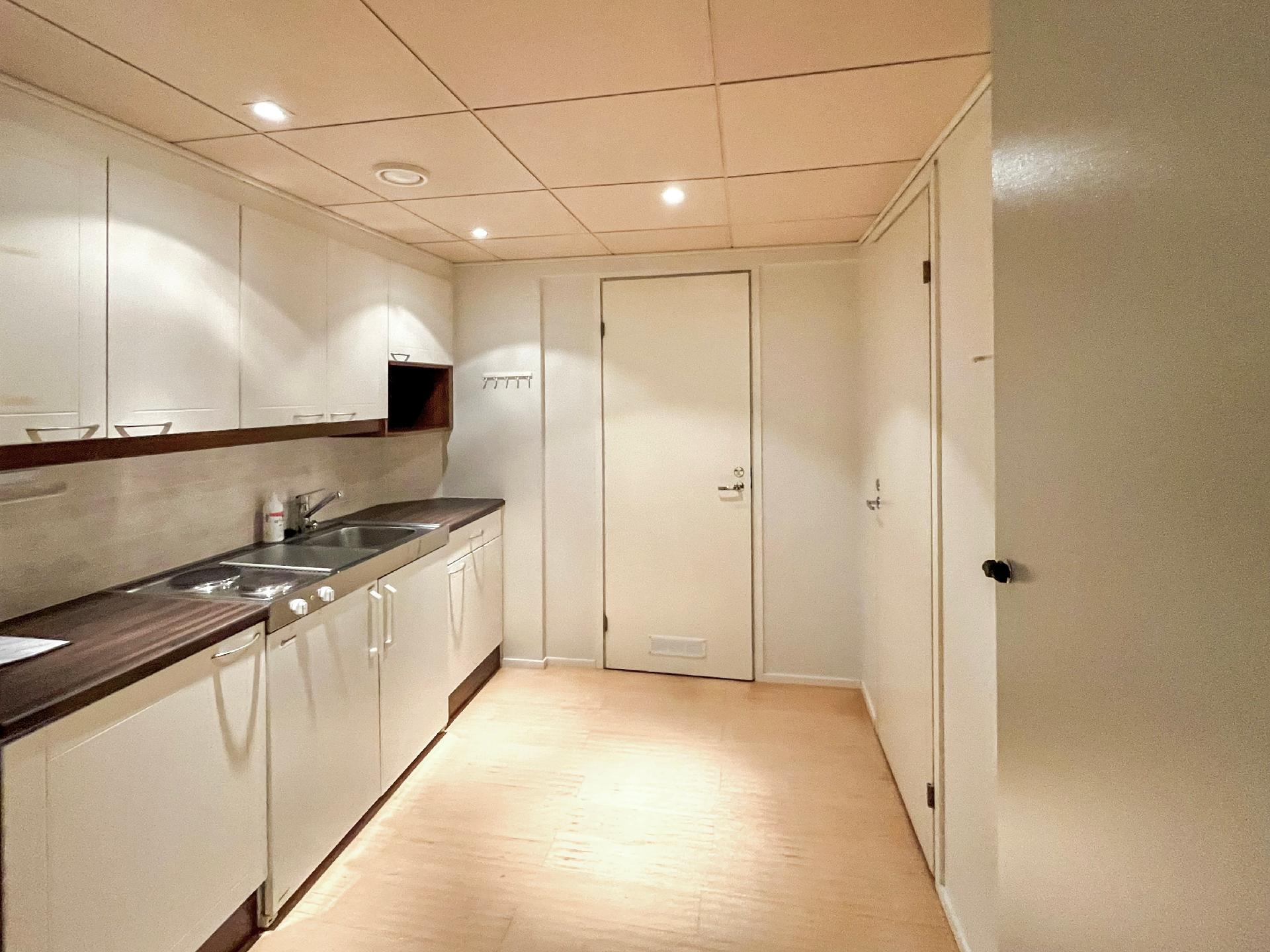 Liiketila 1, kellari, keittiö