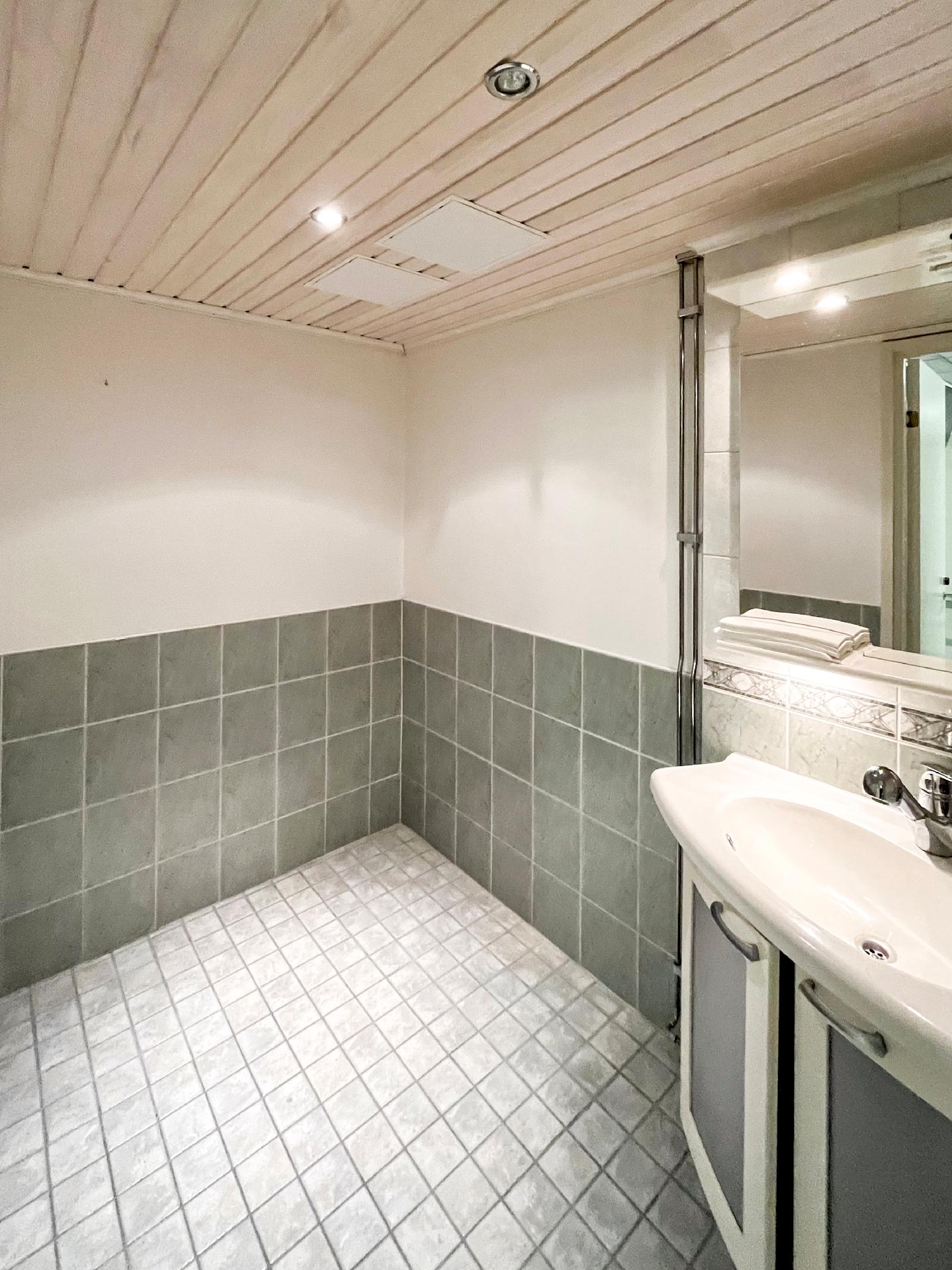 Liiketila 2, kellari, WC