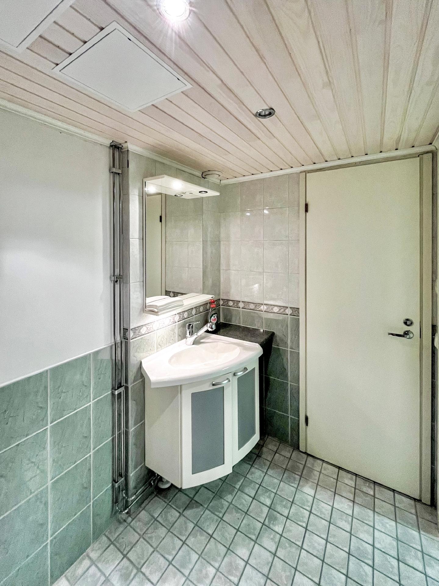 Liiketila 2, kellari, WC