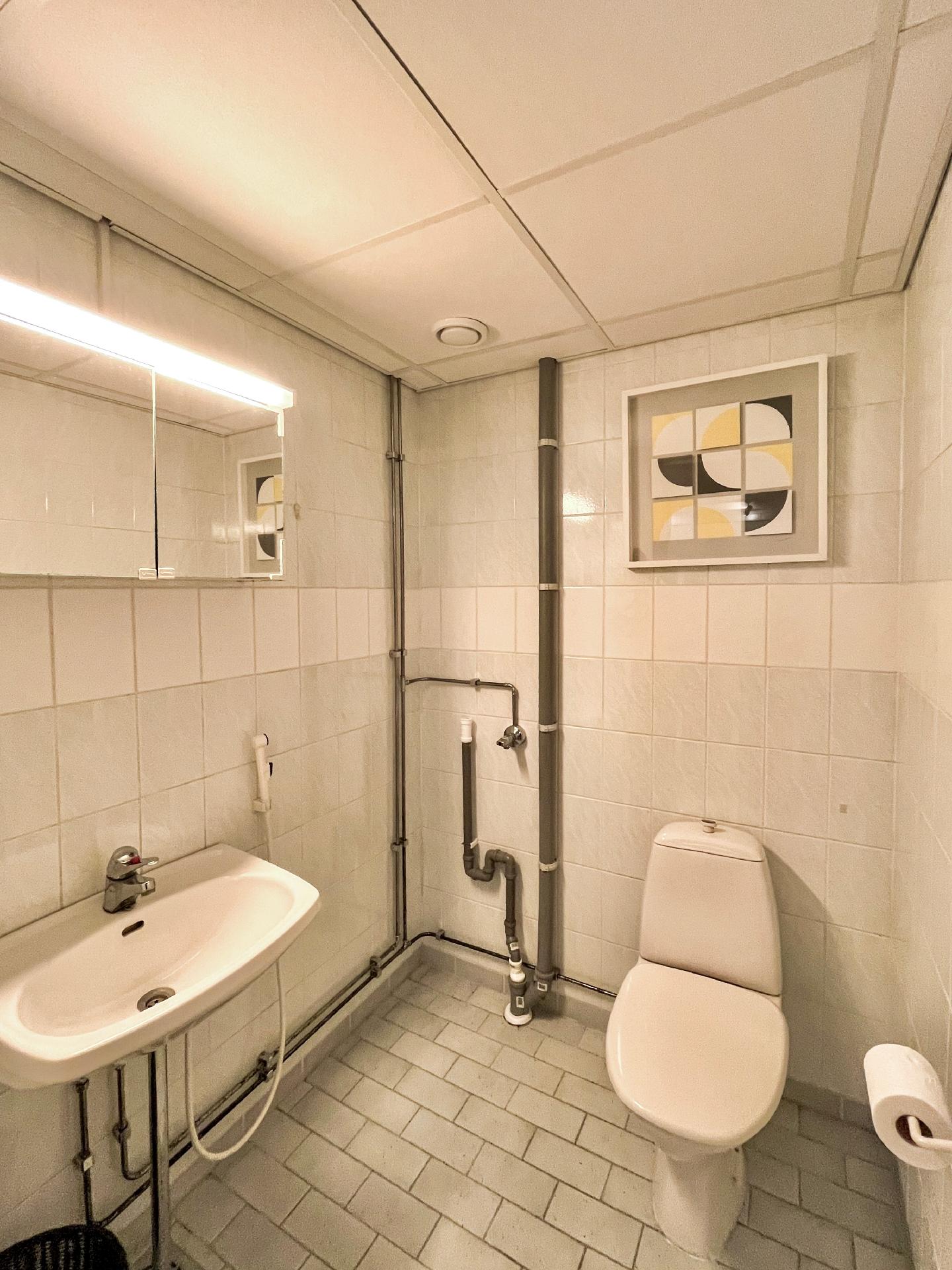 Liiketila 1, kellari, WC