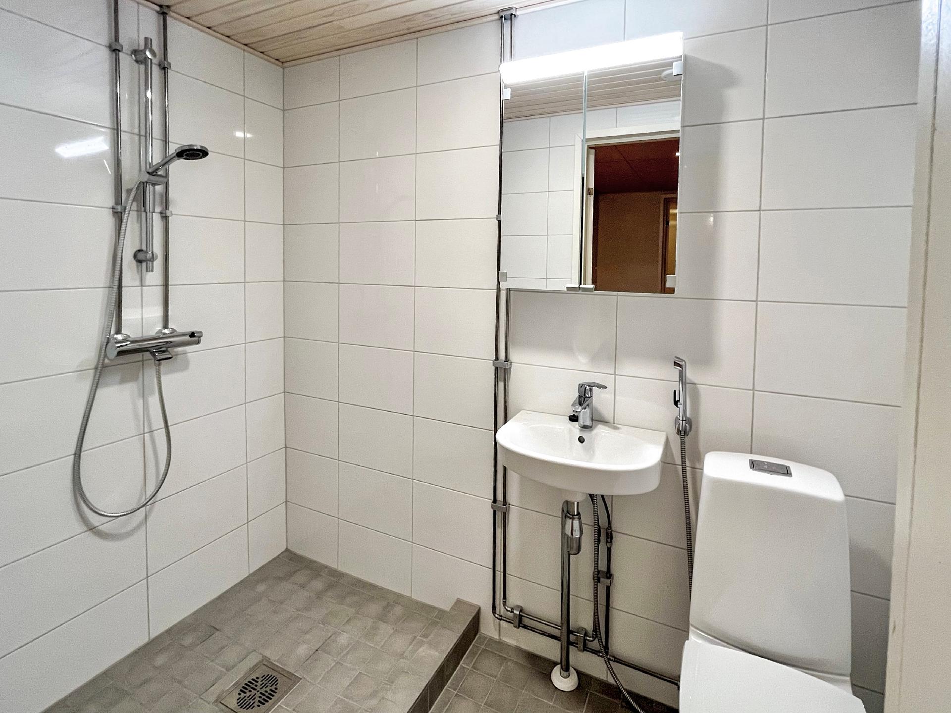 Liiketila 1, kellari, suihku+WC