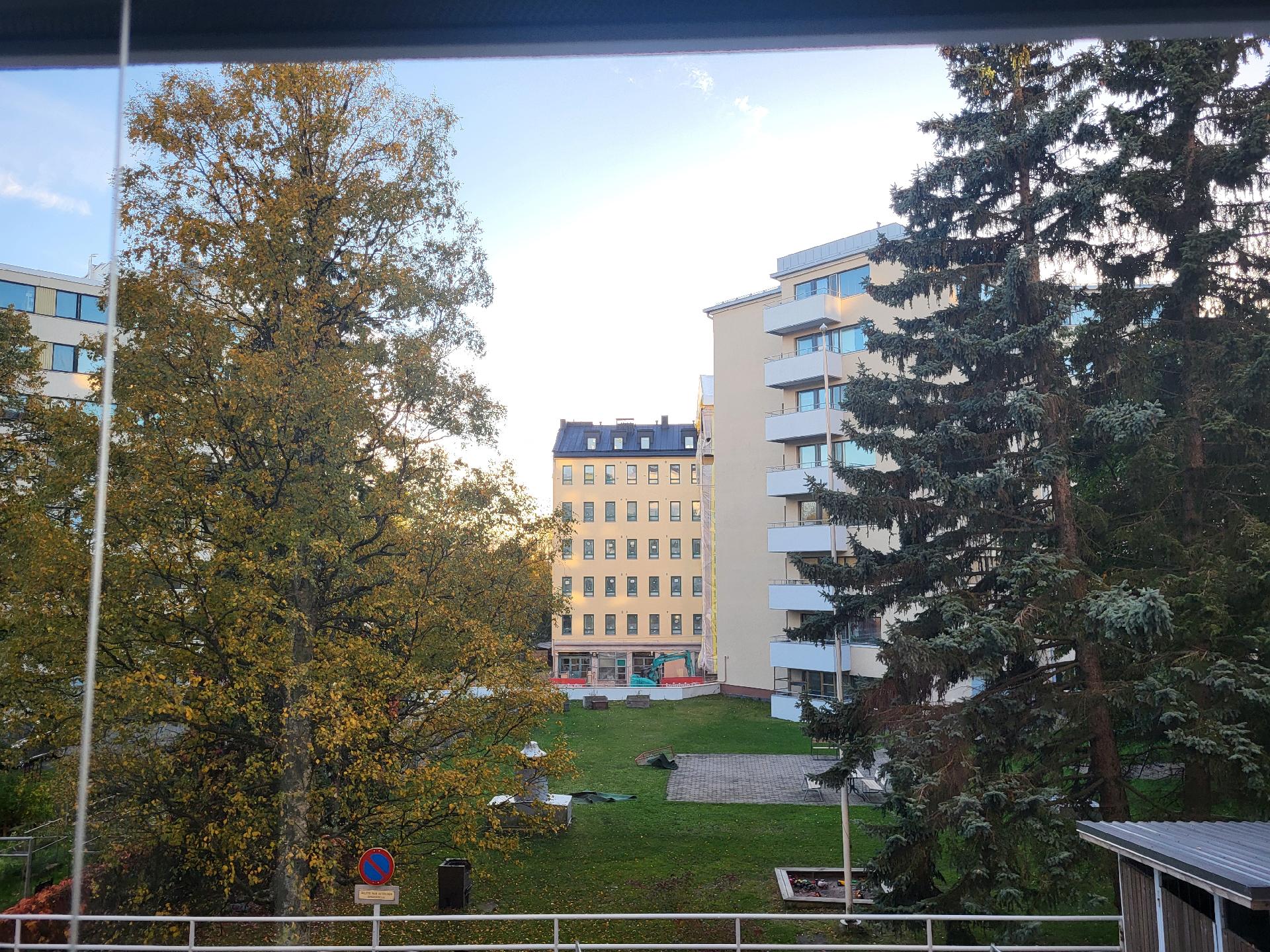 Näkymä parvekkeelta sisäpihalle