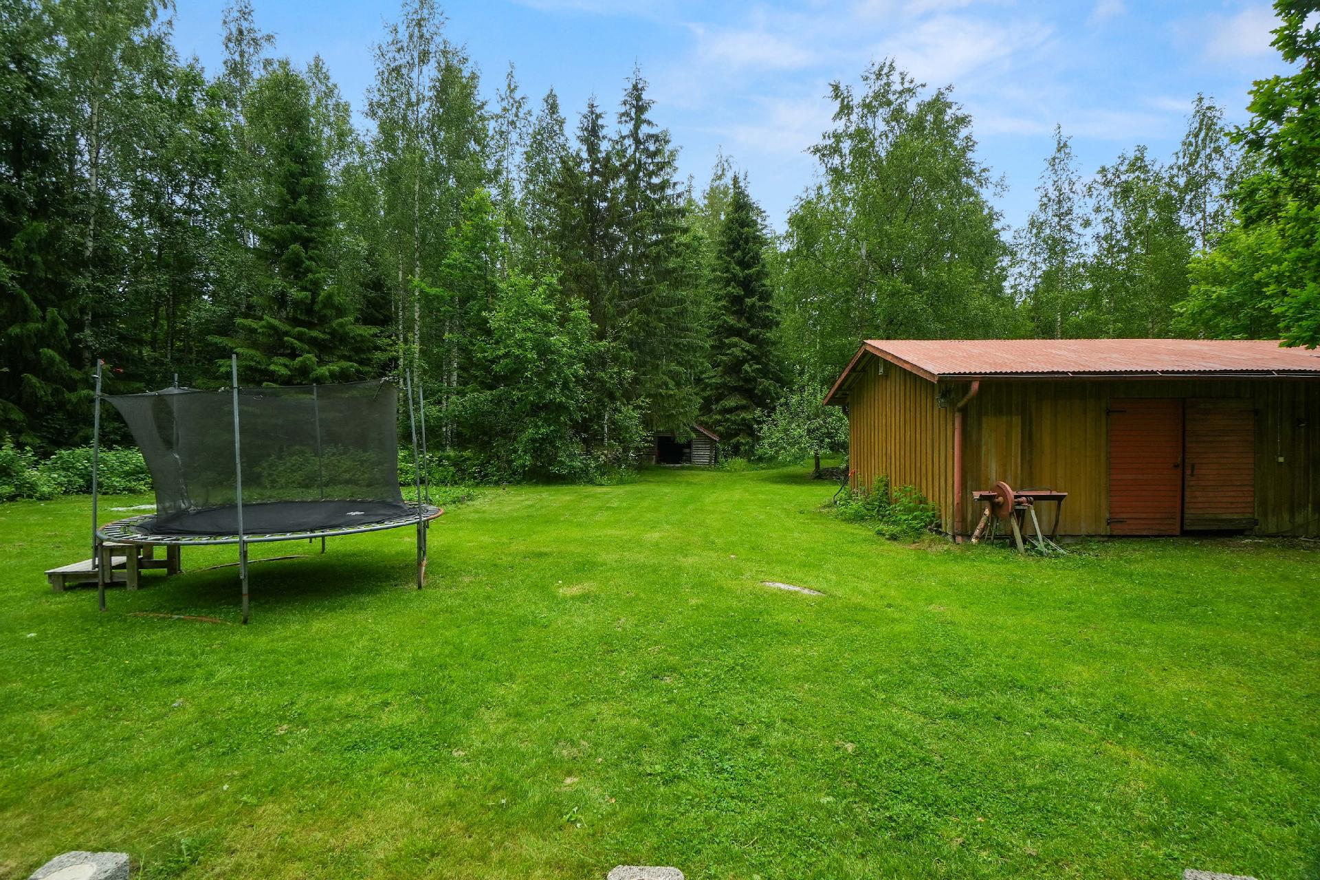 Piha-alue on tasainen ja siksi lapsille turvallinen paikka