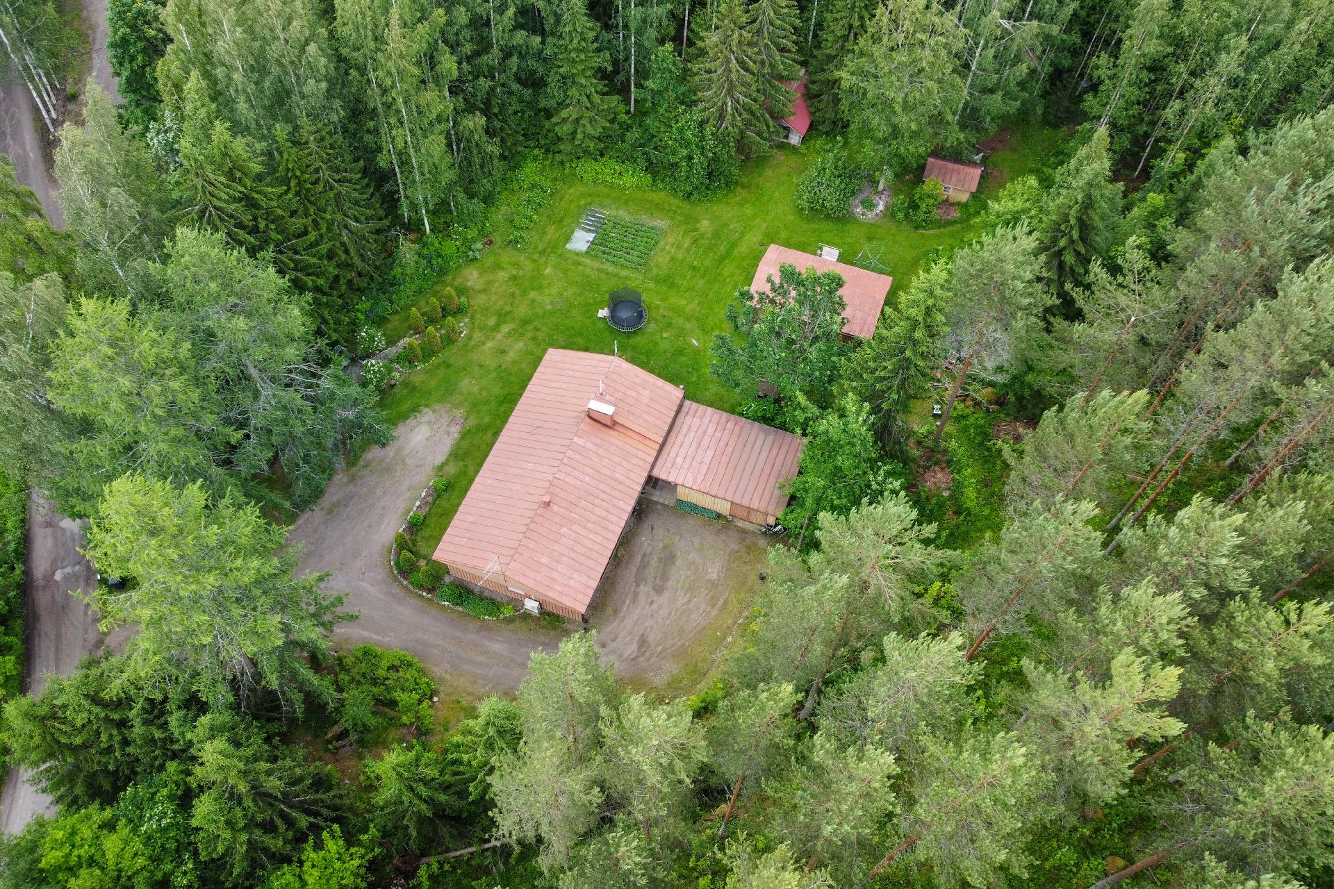 Suojaisa tontti on hehtaarin kokoinen