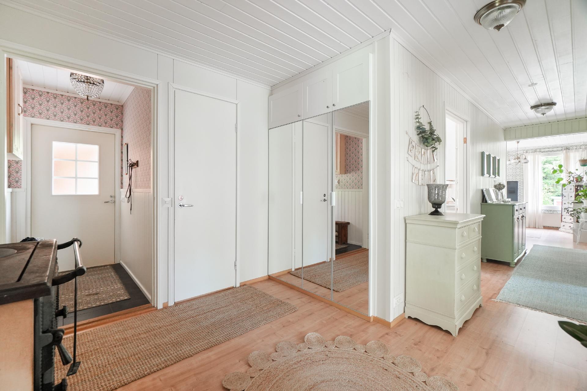 Eteisaula. Huomaa puuliesi vasemmalla