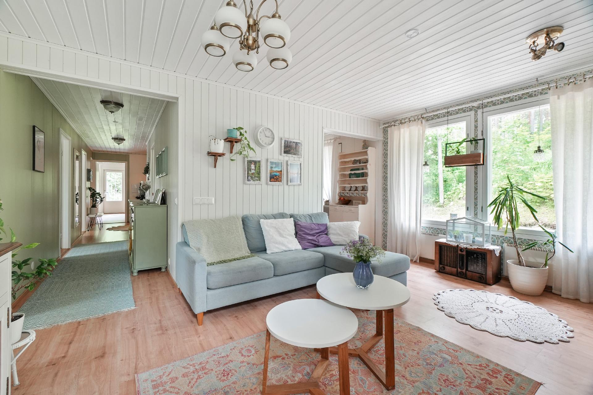 Näkymä olohuoneesta eteiskäytävään