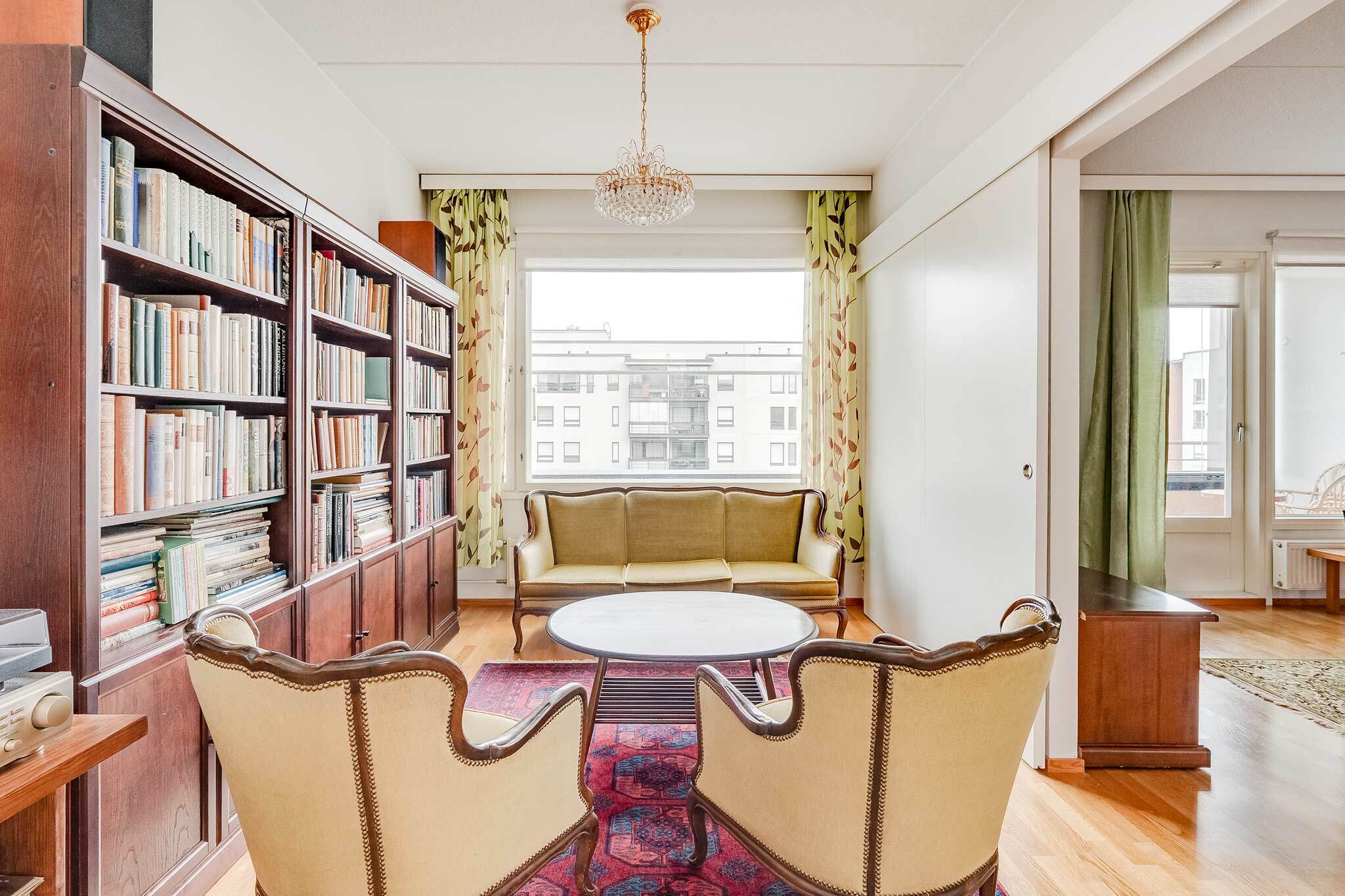 Kirjastohuone/makuuhuone