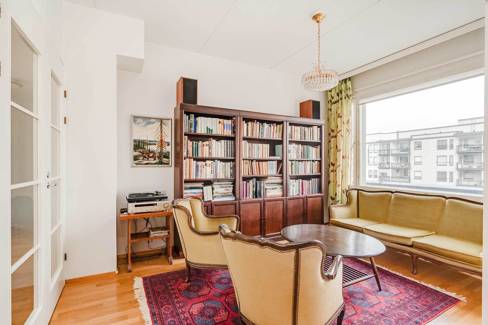 Kirjastohuone/makuuhuone