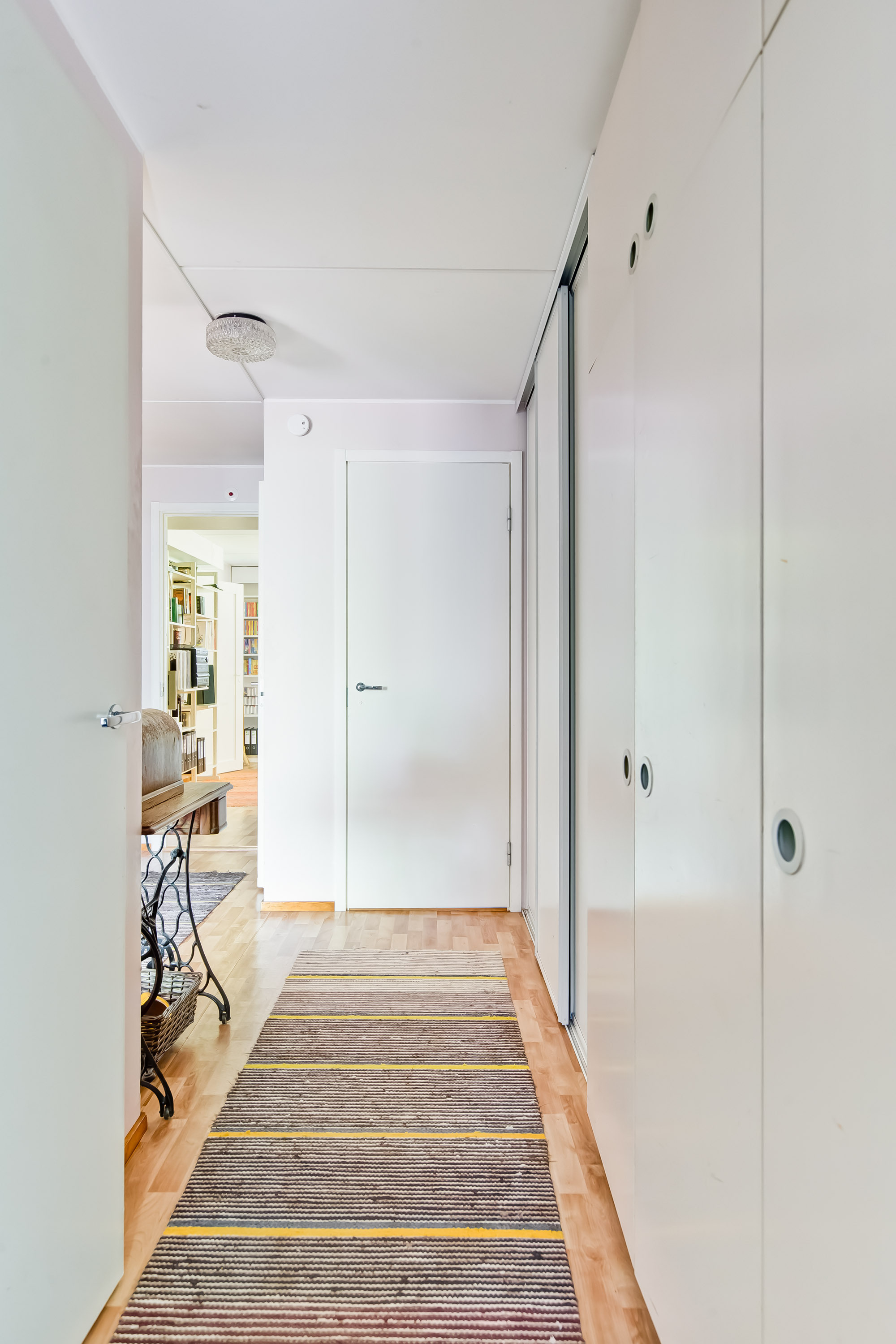 Alakerrassa hyvin kaapitilaa