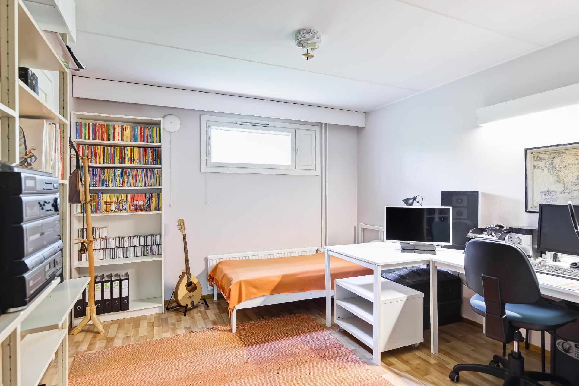 Toinen alakerran makuuhuoneista