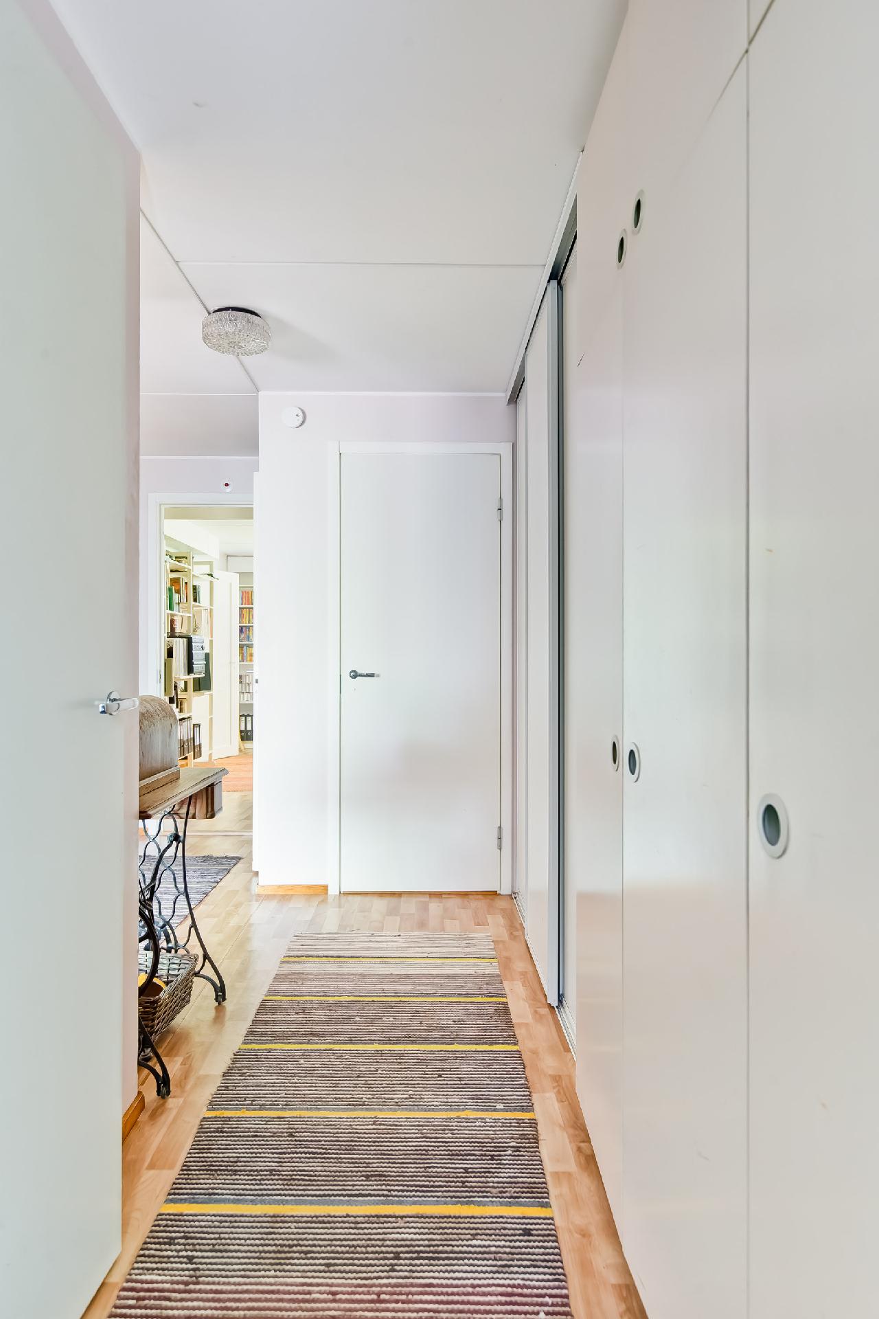 Alakerrassa hyvin kaapitilaa