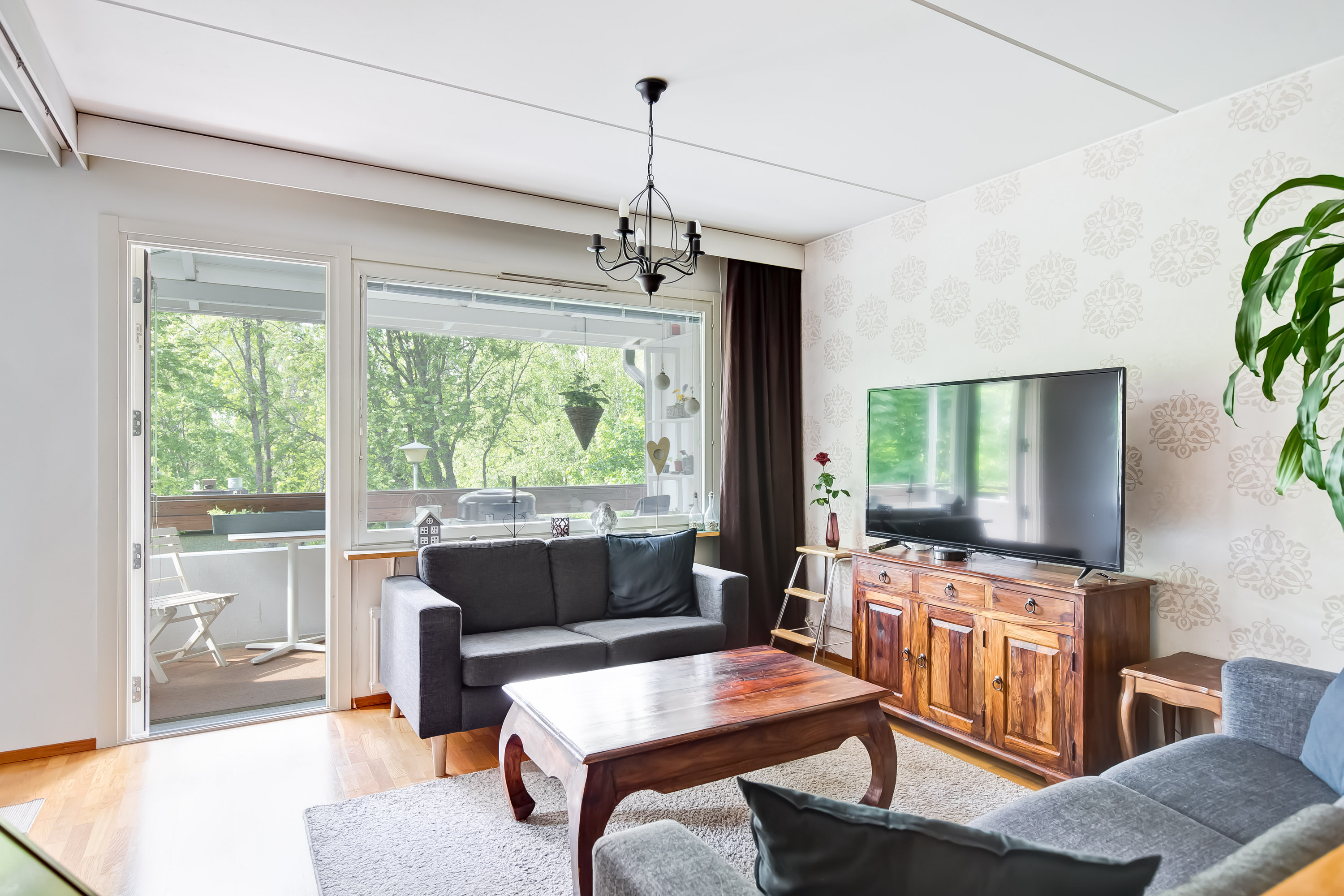 Olohuone on valoisa ja tilava