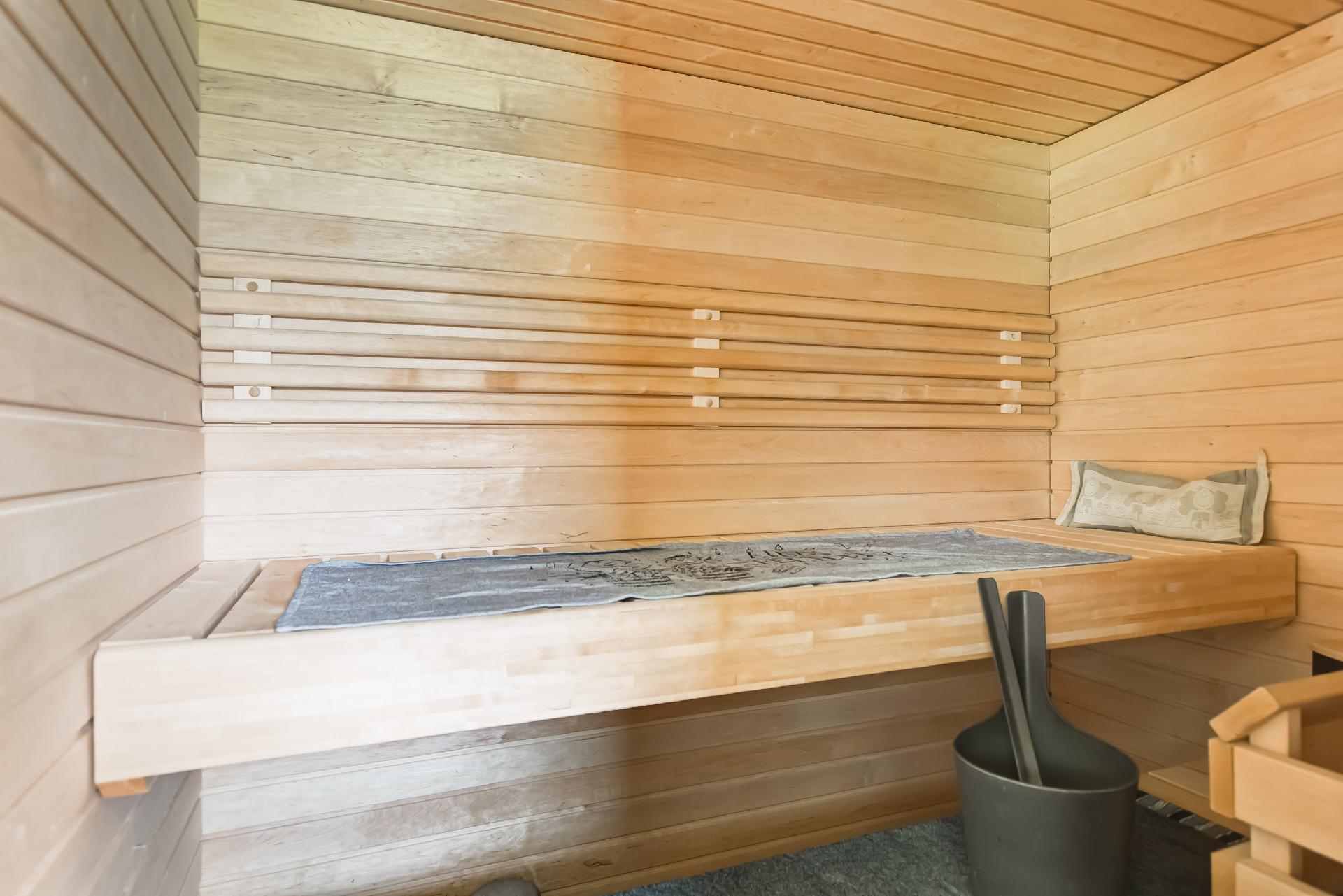 Saunaosasto alakerrassa 