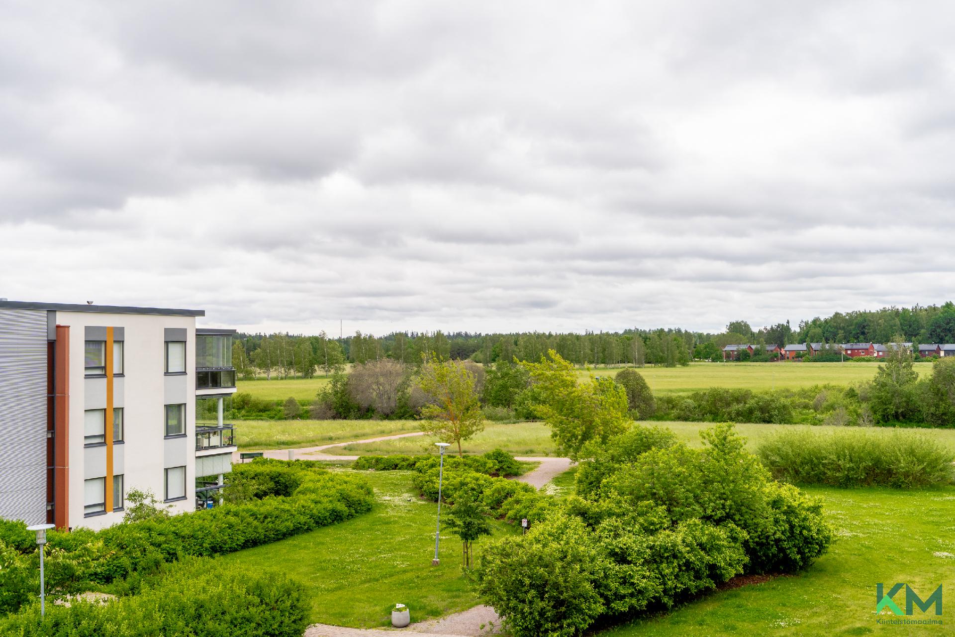 Parvekkeelta on kaunis näkymä luontomaisemiin!