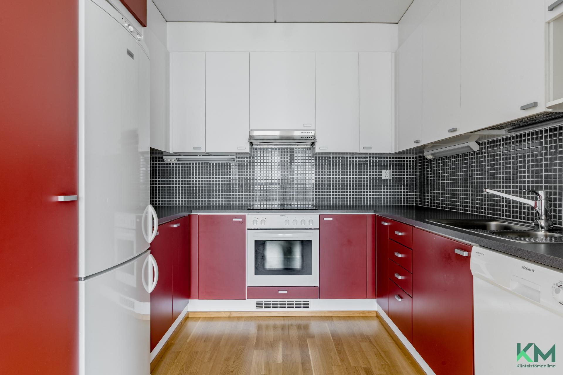 Hyvin varustellussa keittiössä on paljon kaappitilaa