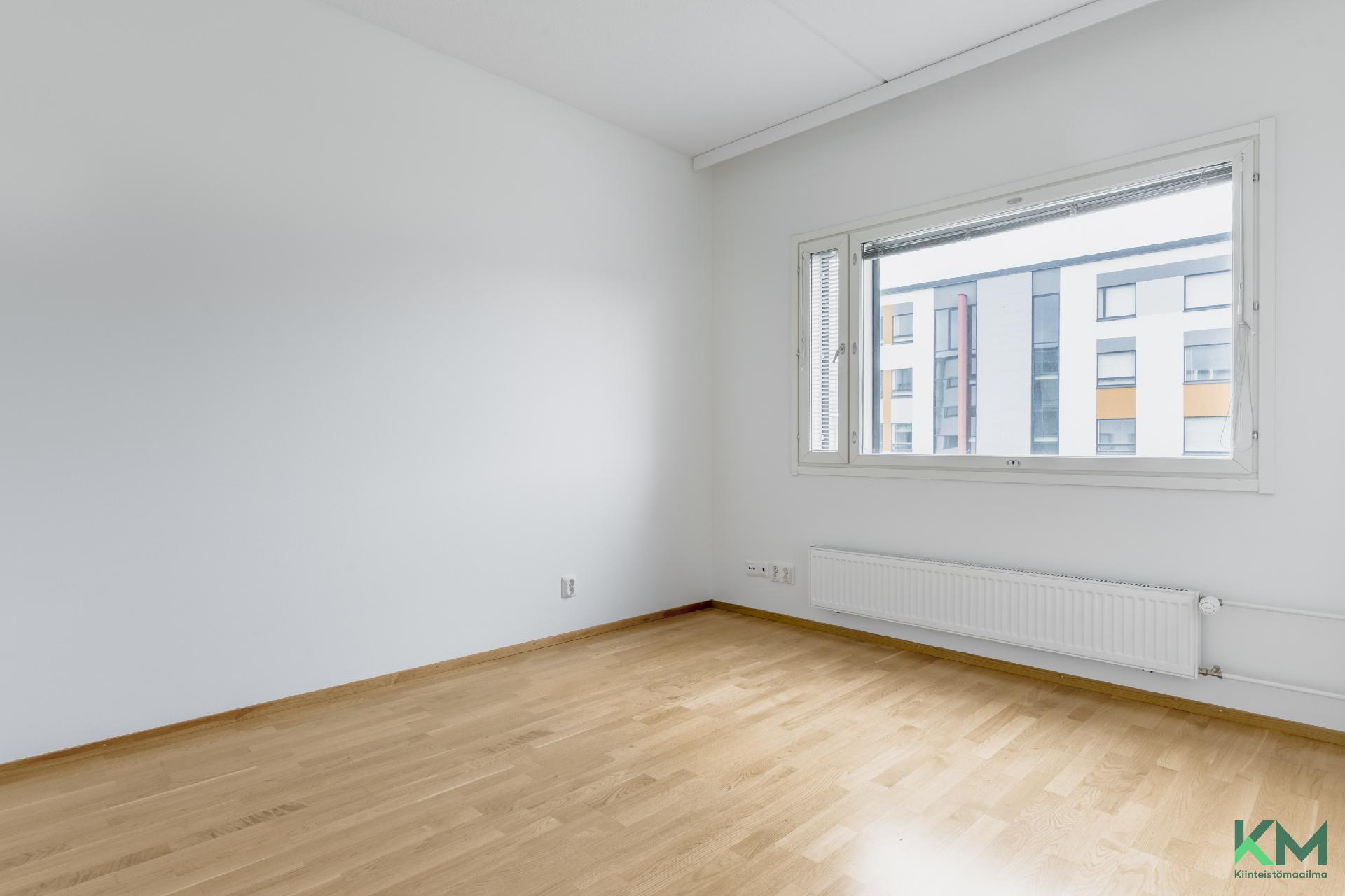 Makuuhuoneessa on tilaa parisängylle