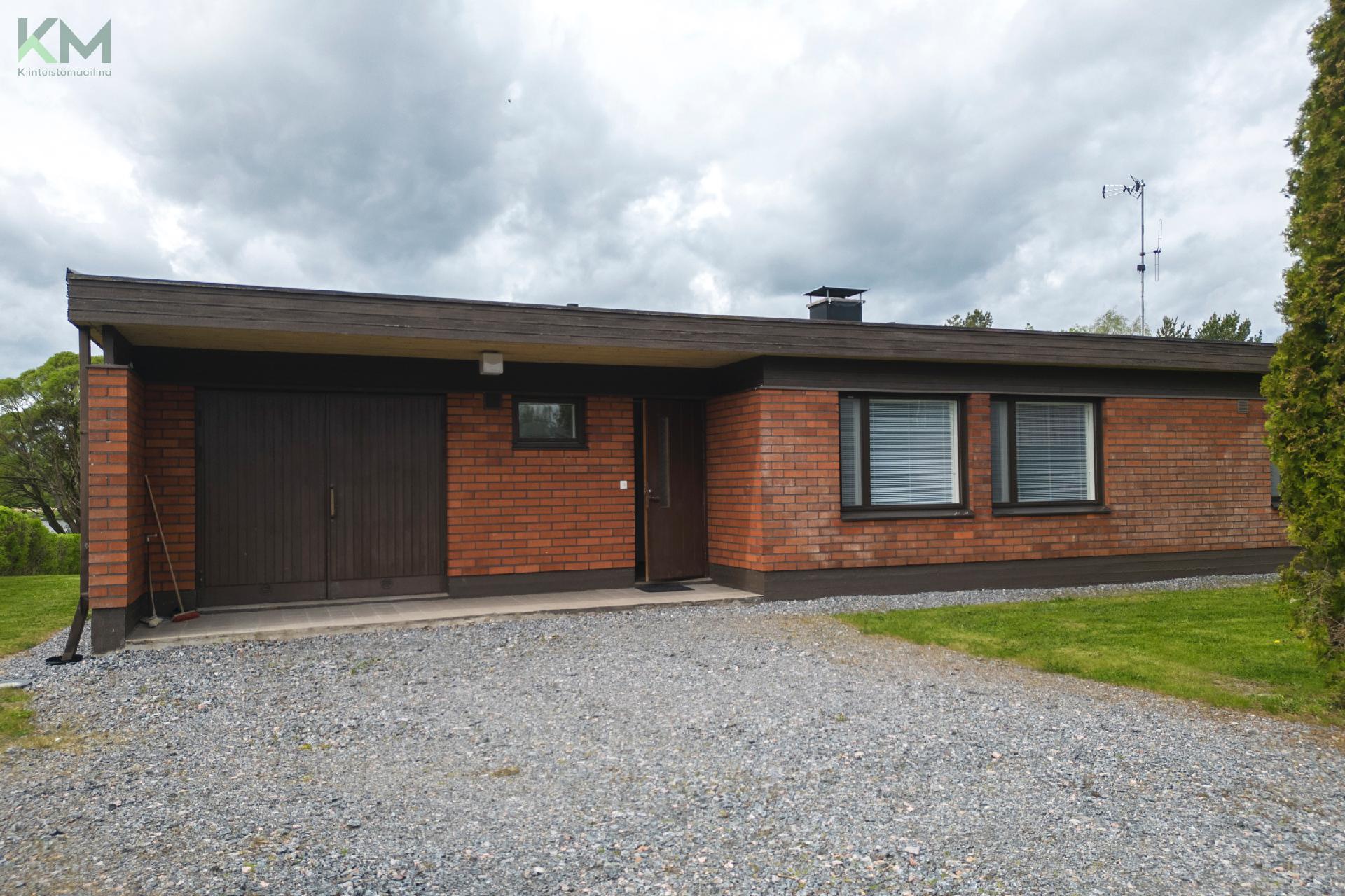 Autotalli talon yhteydessä