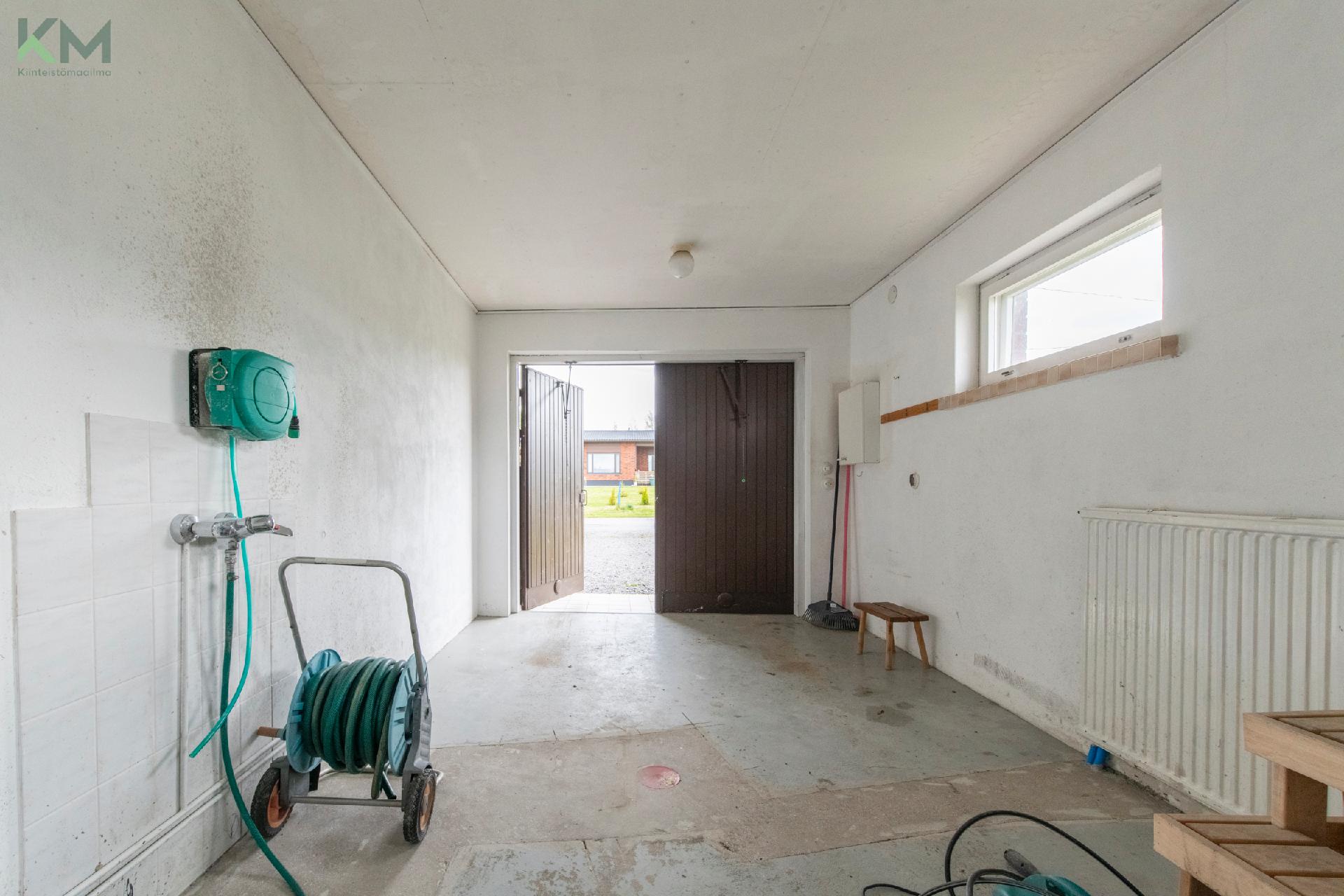 Autotalli vesipisteellä