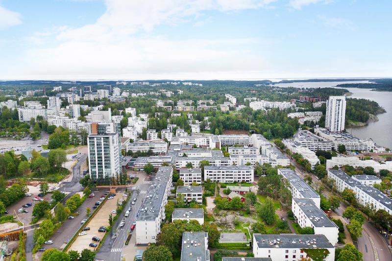 Vehreä pihapiiri ja meri lähellä