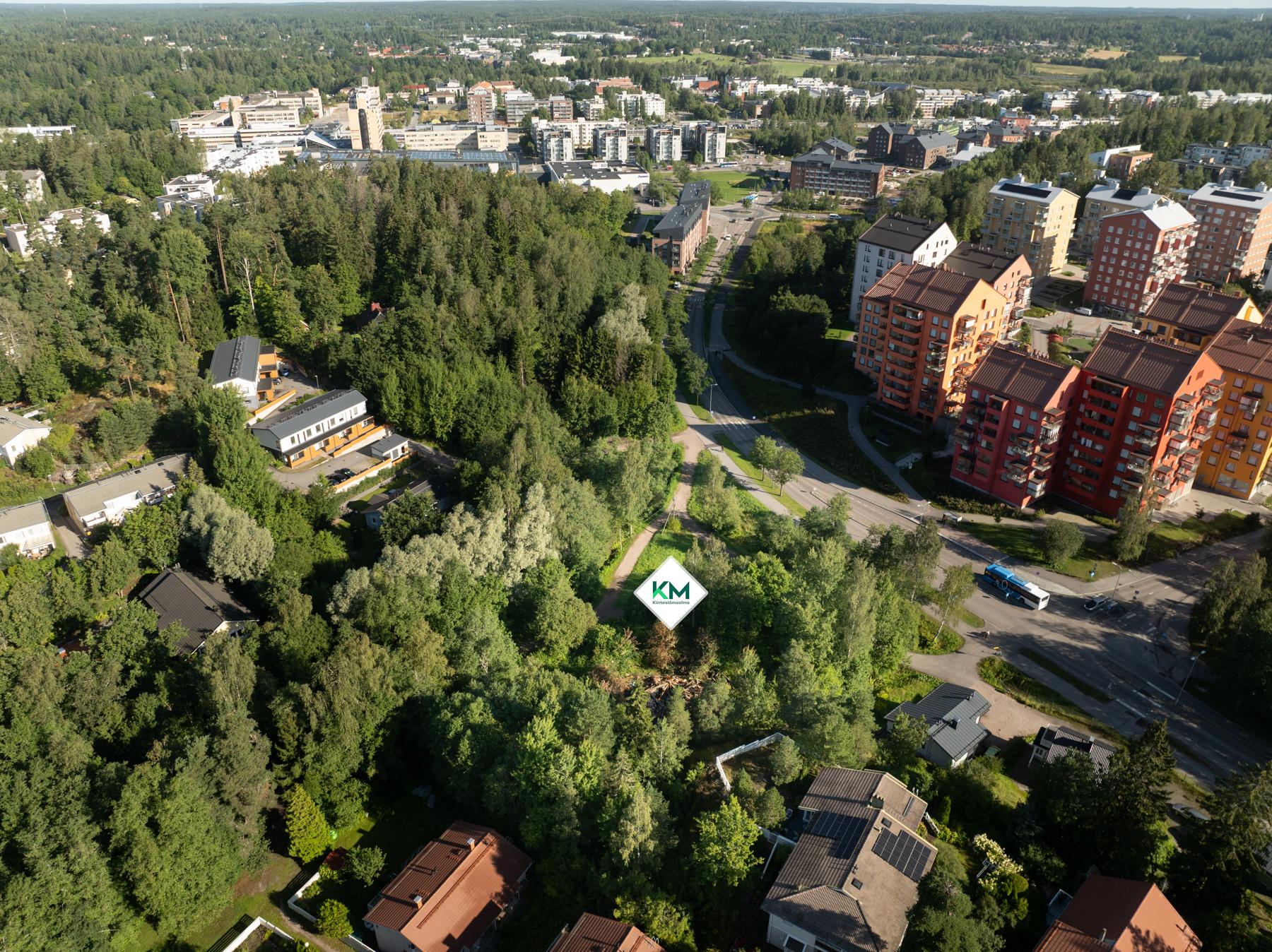 Kiinteistö ja ympäristoö kesällä, jotta näkee mitä sieltä löytyy