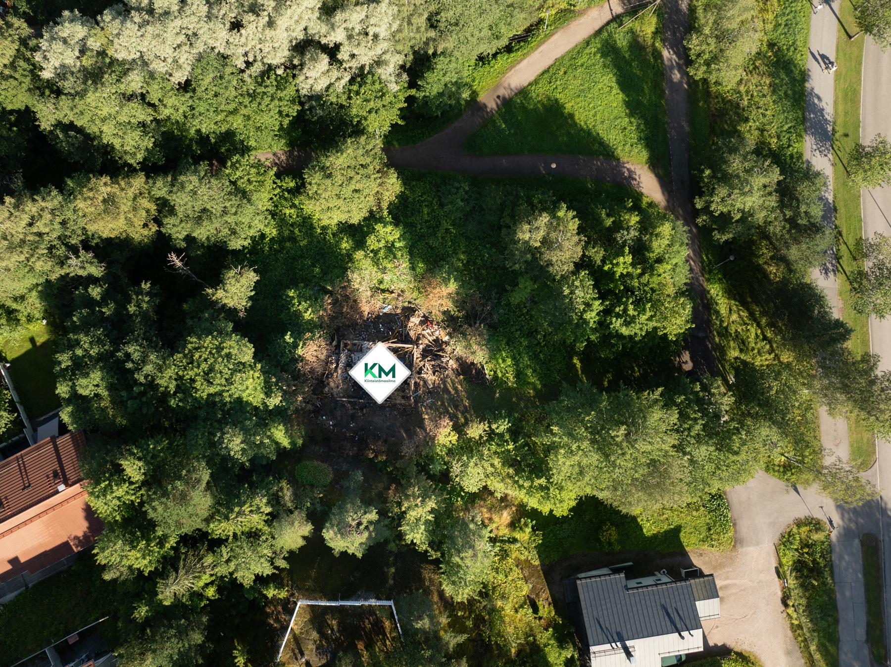 Kiinteistö kesällä, jotta näkee mitä sieltä löytyy