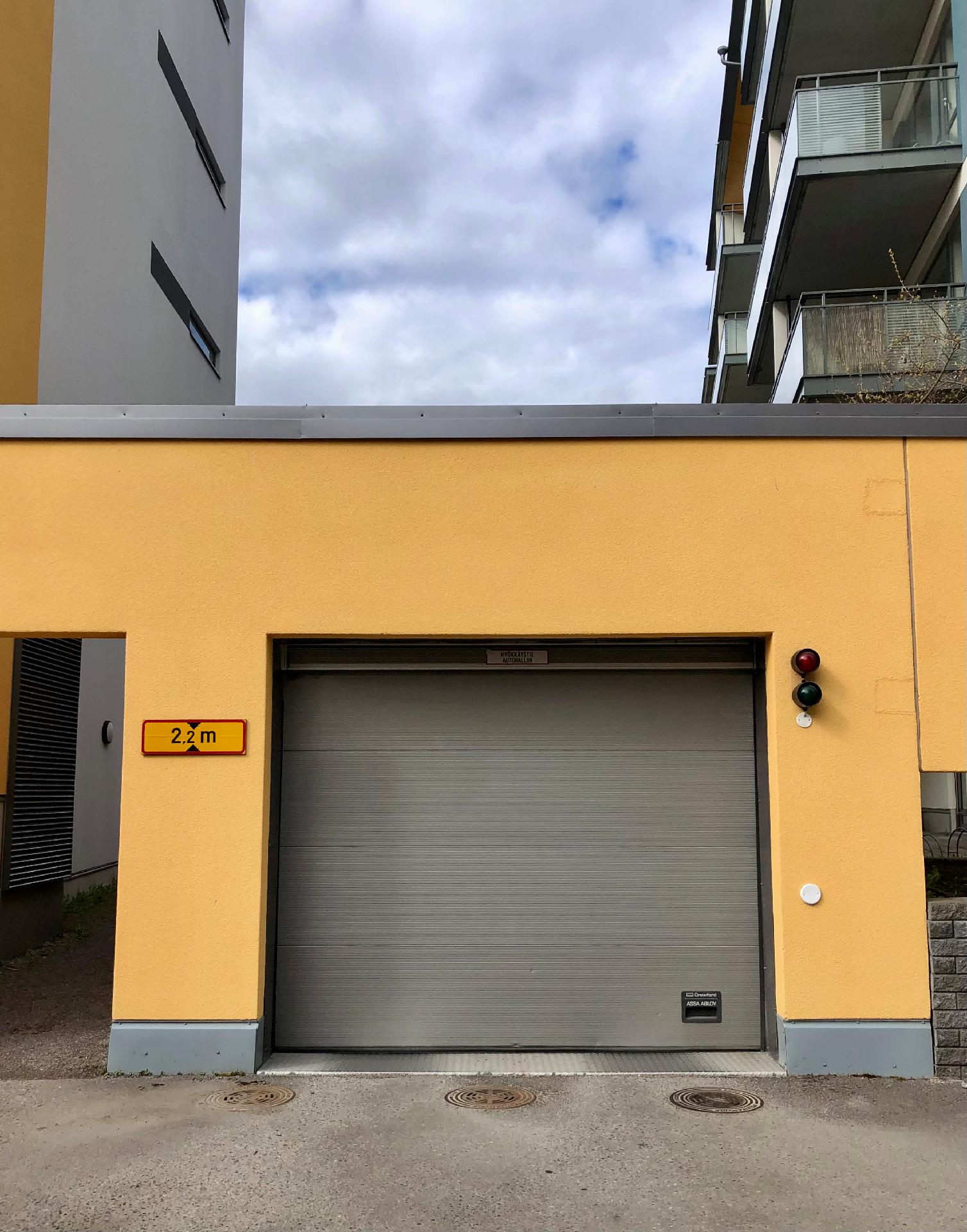 Sisäänkäynti parkkihalliin Limonadikuja 1:n kohdalta