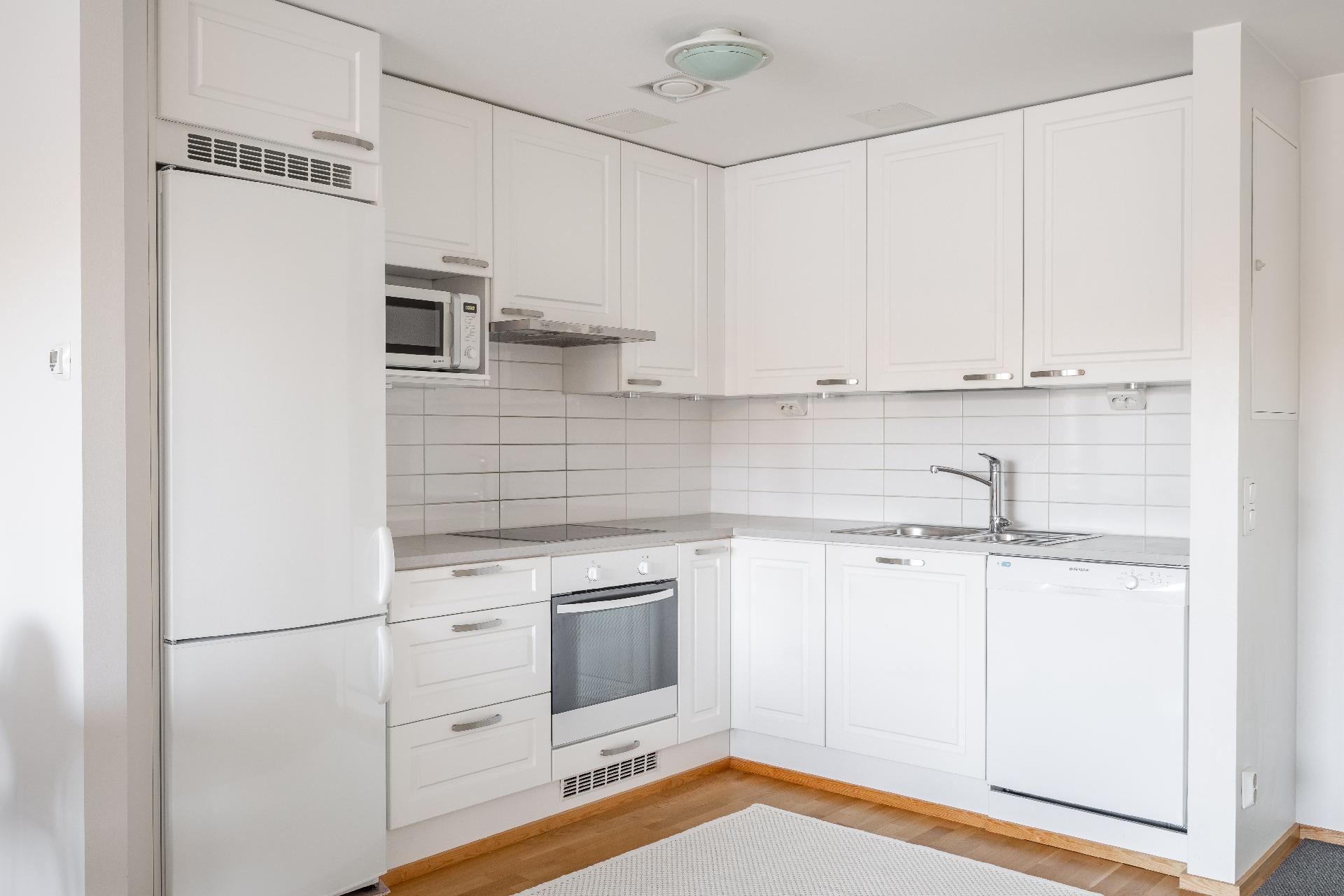 Toimiva keittiö, runsaasti säilytystilaa ja laskutilaa