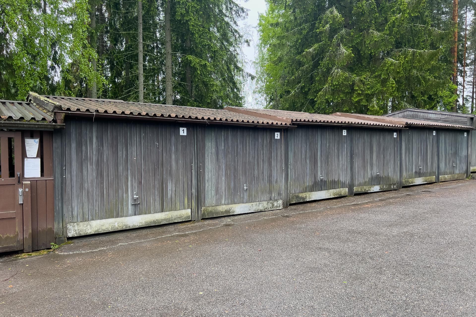 Huoneistolle kuuluu autotallipaikka