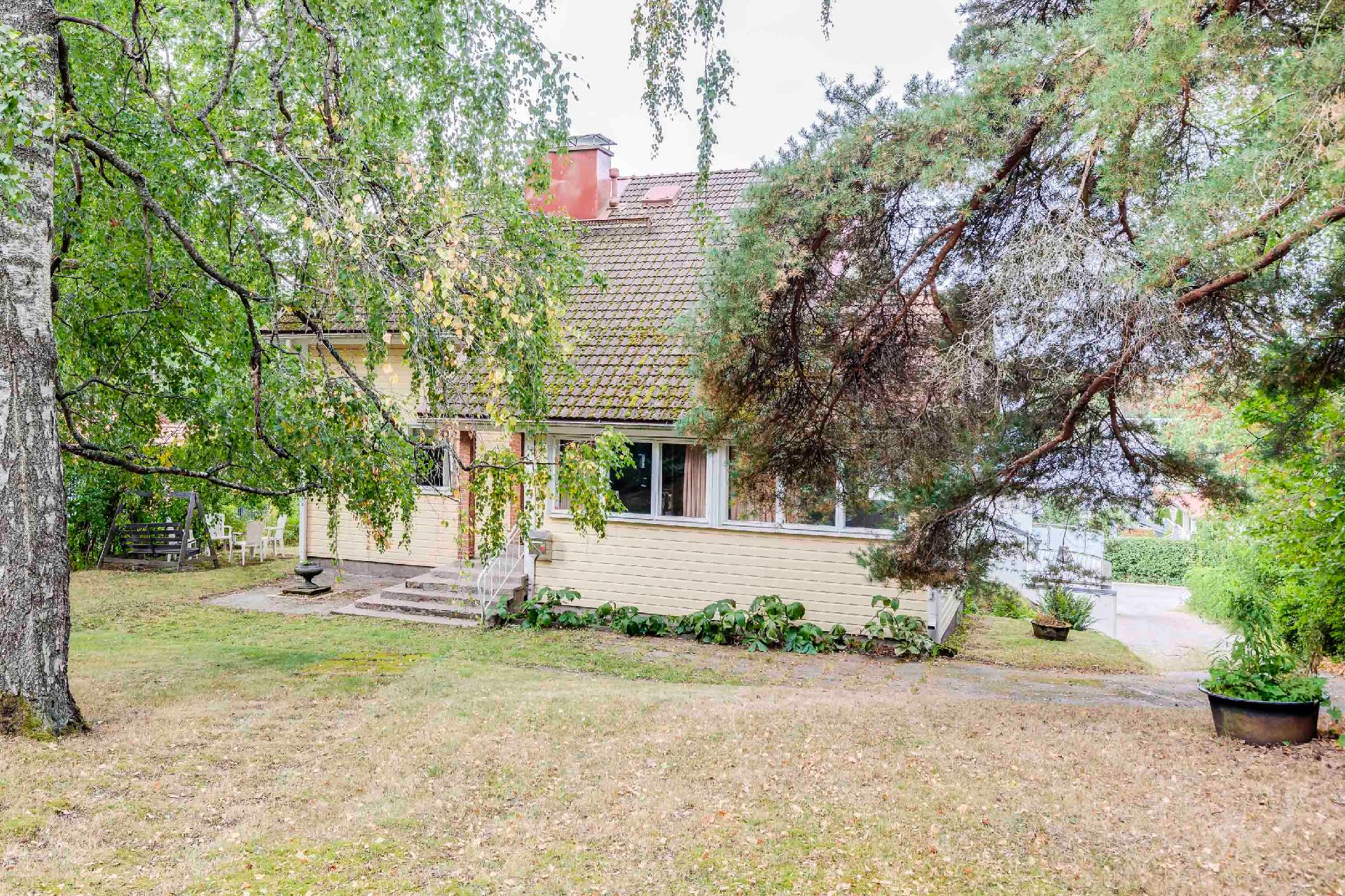 Lainlukijantie 27b, Torpparinmäki, Helsinki