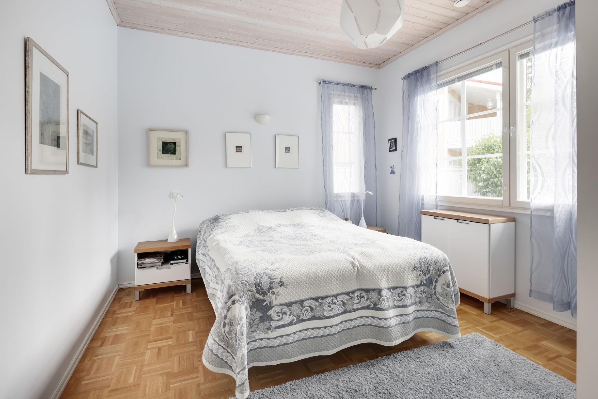 Alakerran makuuhuone