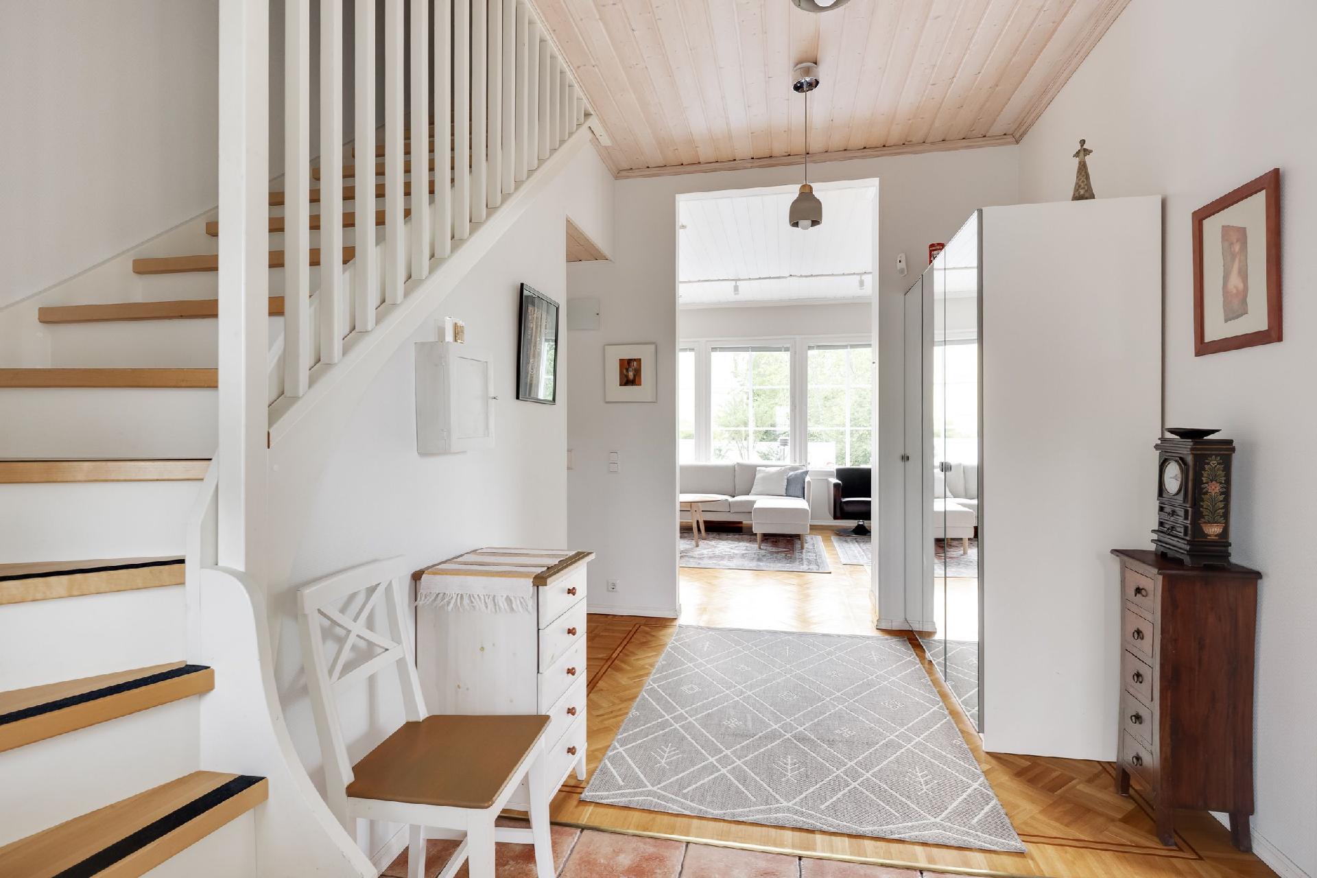 Näkymä eteisestä olohuoneen suuntaan