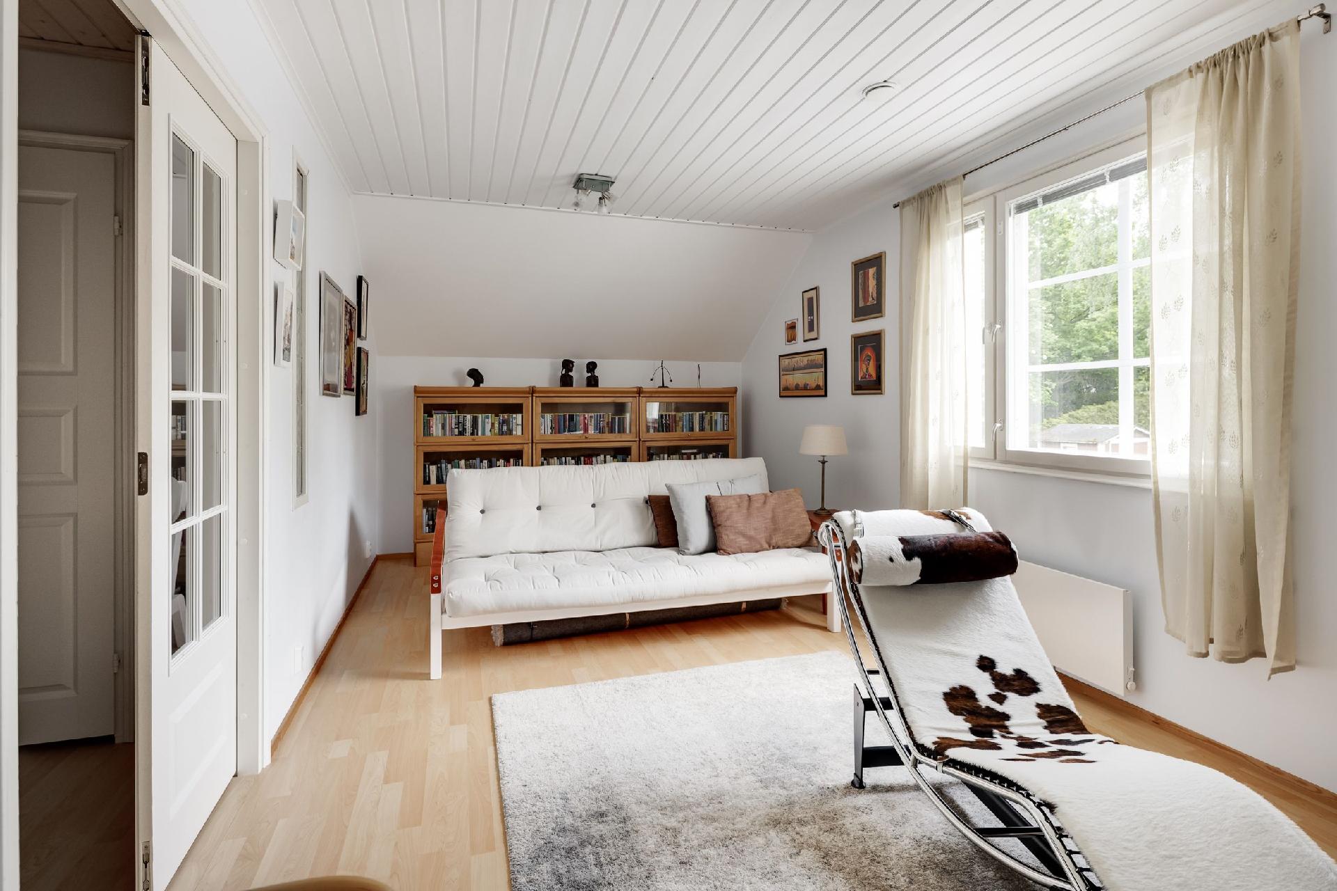 Yläkerran hulppean kokoinen makuuhuone