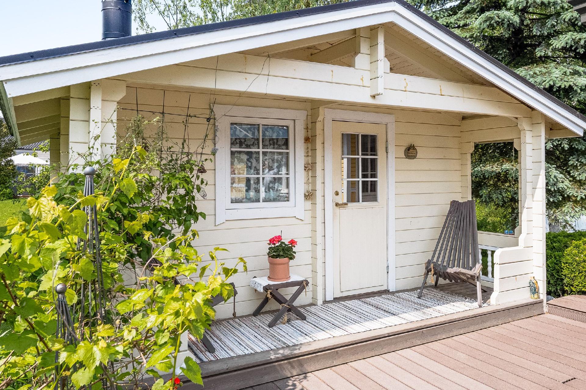 Erillinen saunarakennus