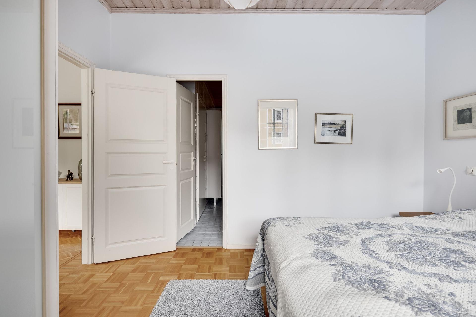 Makuuhuoneesta käynti pesuhuoneeseen