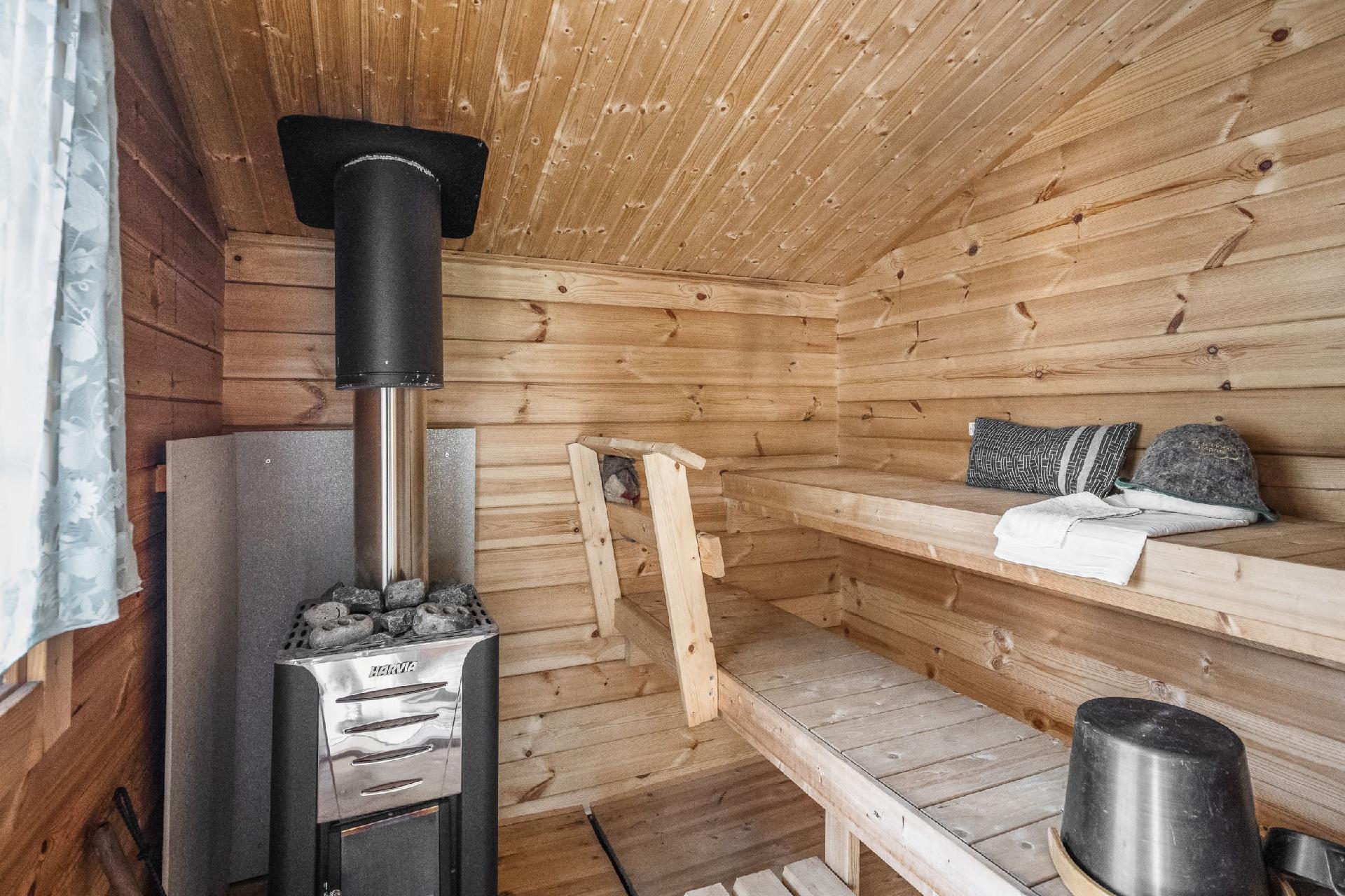 Puulämmitteinen sauna