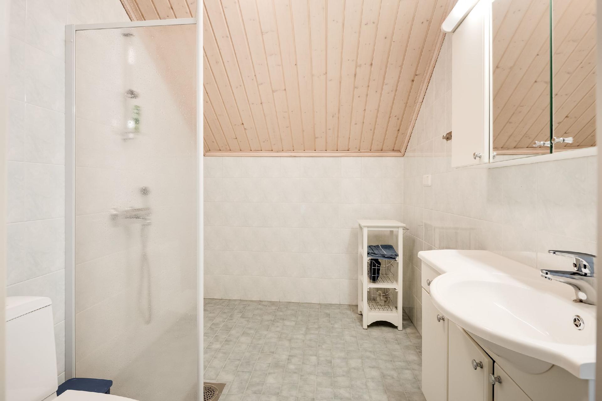 Yläkerran kylpyhuone