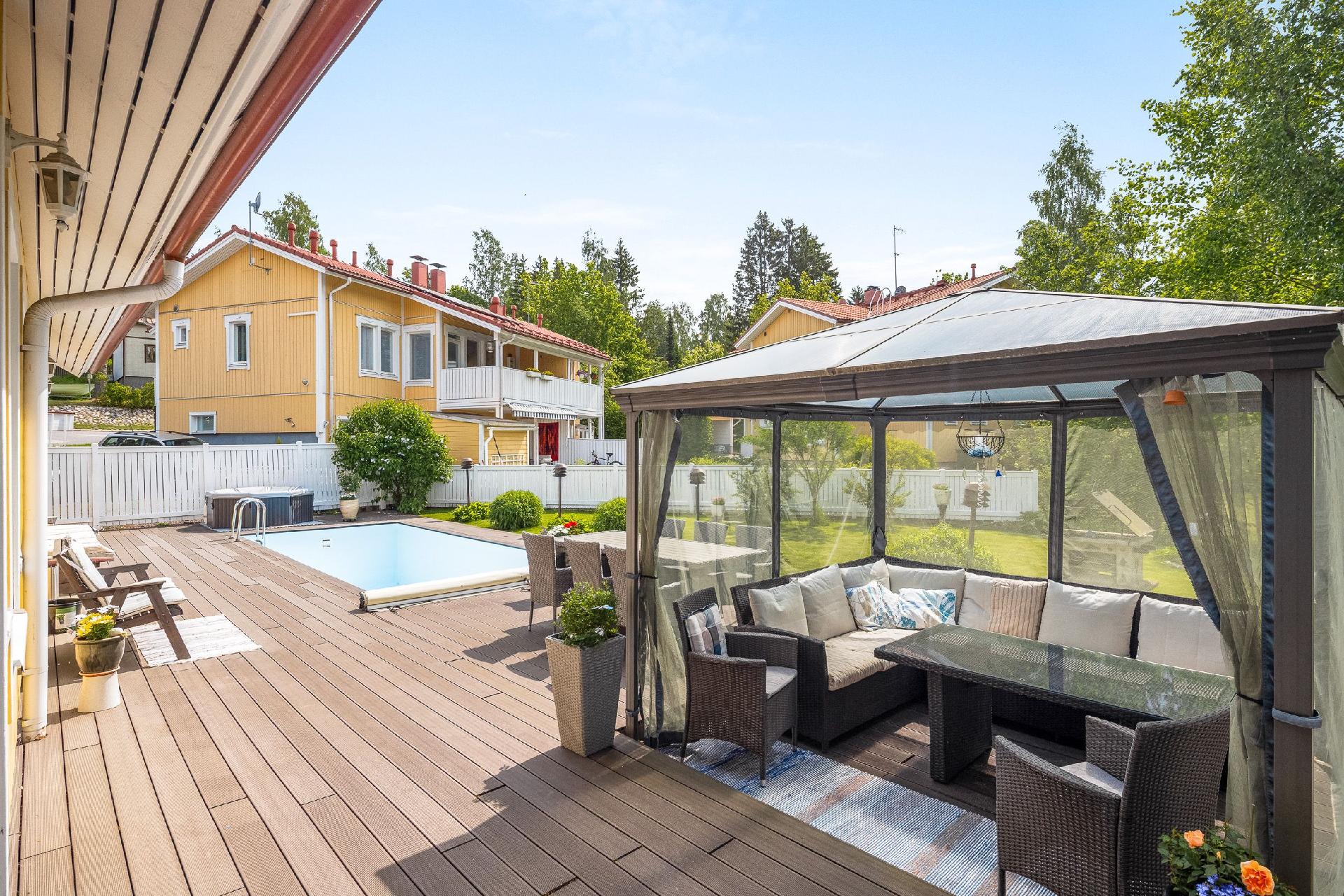 Terassi ja uima-allas