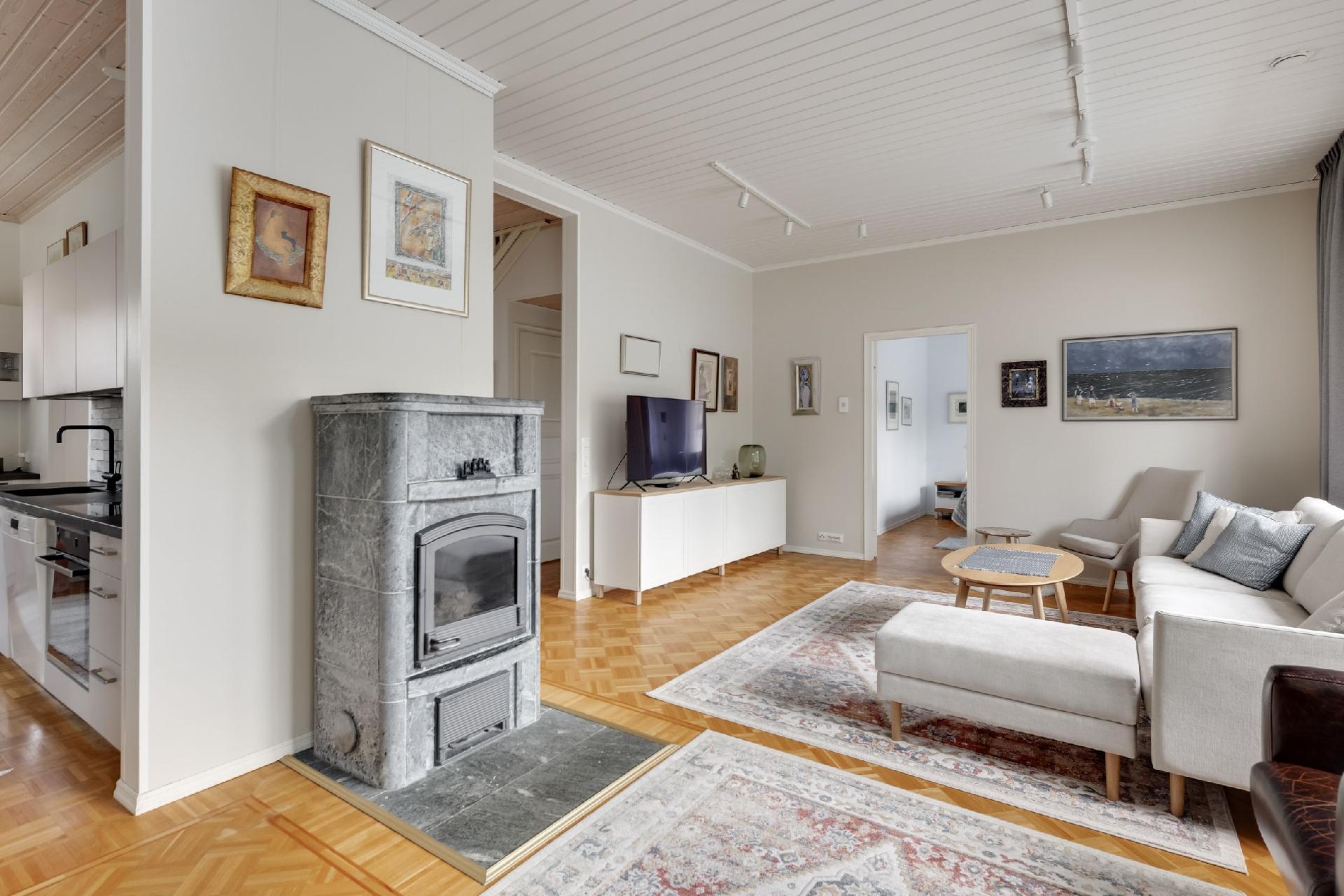 Olohuoneesta käynti keittiöön