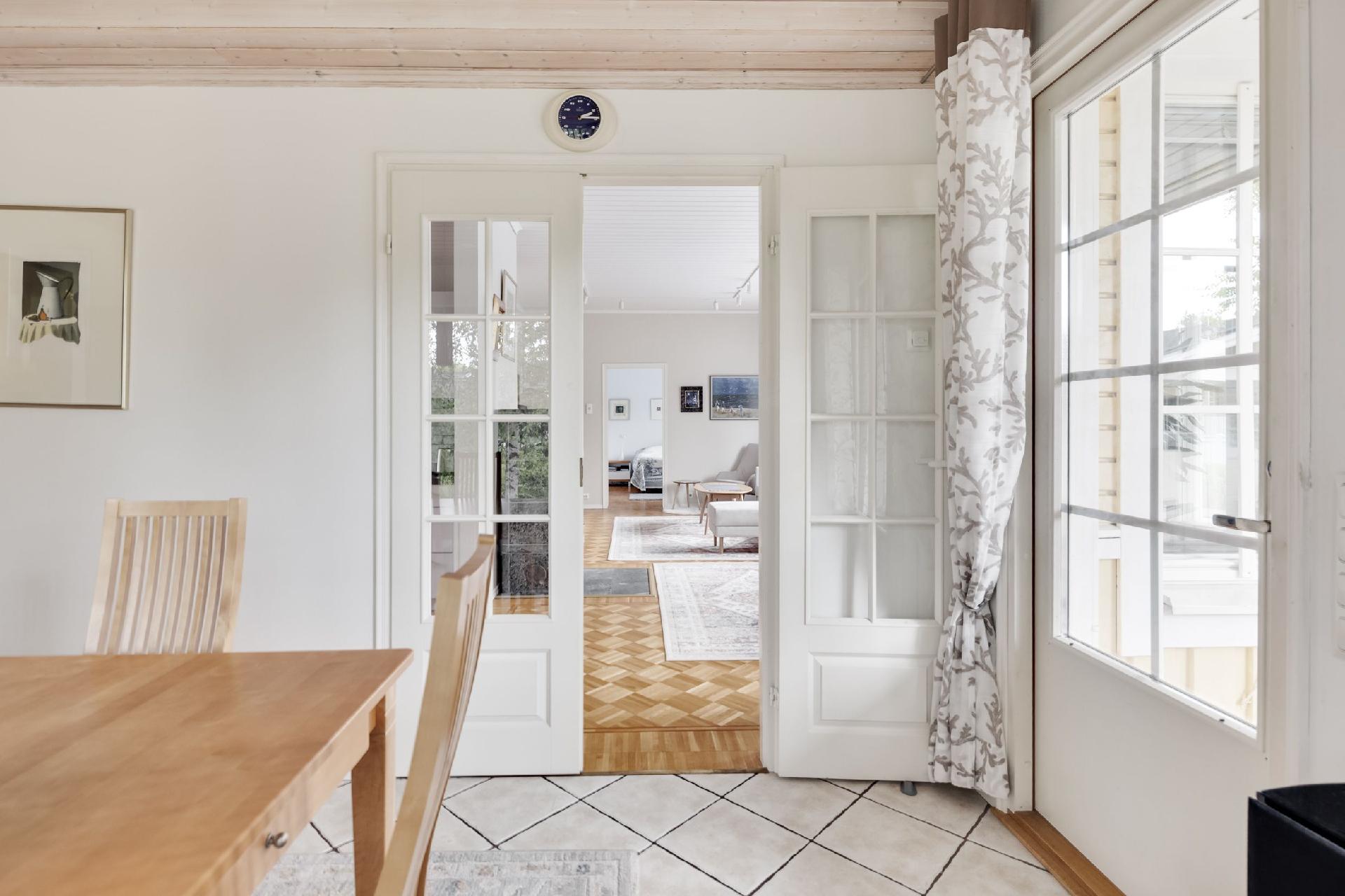 Näkymä ruokailutilasta olohuoneeseen