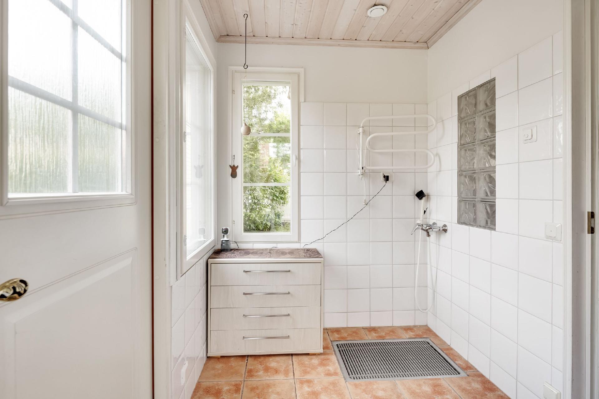 Tuulikaappi, jossa on kurasyöppö