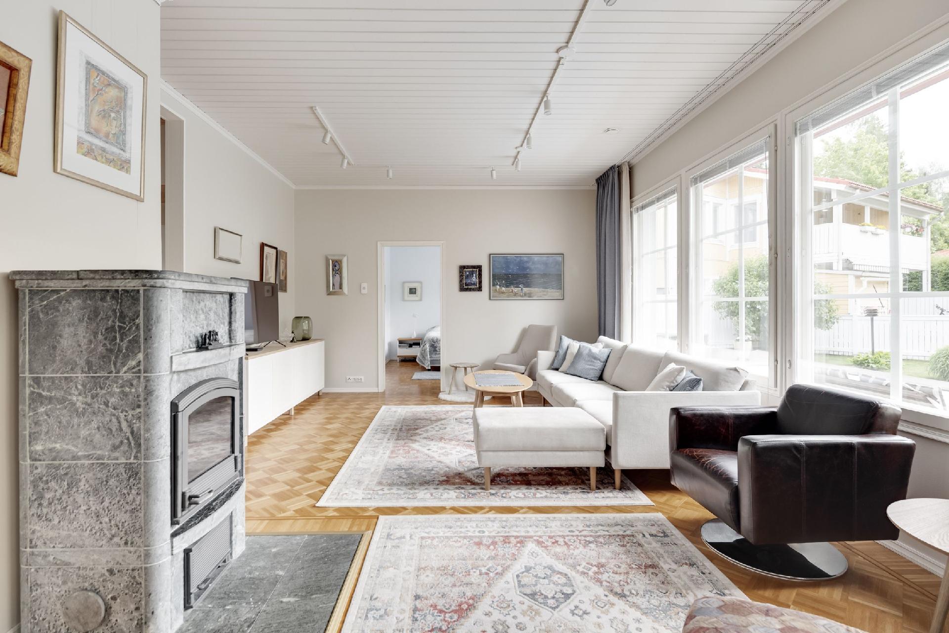 Olohuoneessa varaava takka